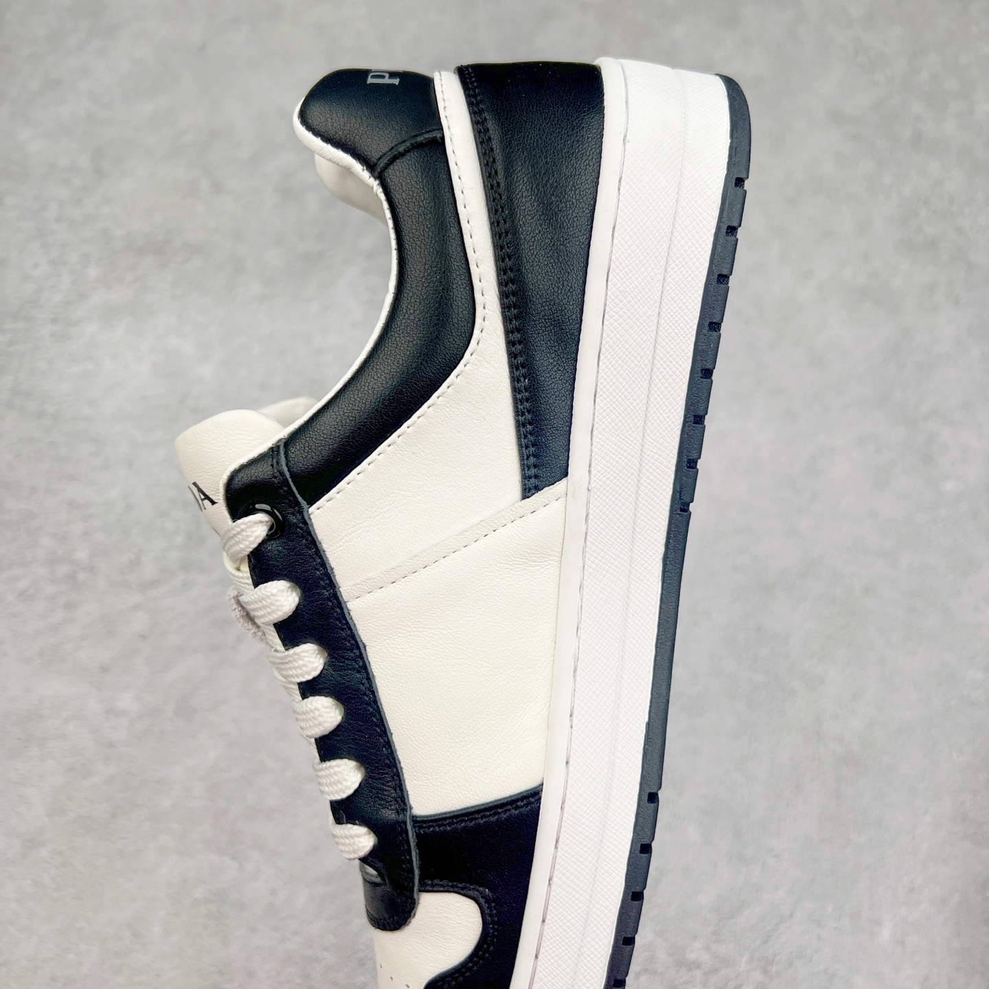 图片[7]-PRADA 普拉达马龙同款低帮男鞋运动休闲板鞋 #明星同款 广东大厂品质 专柜同步 大气个性更潮更抢眼更追求档次，它将颠覆旧念，与您共度时尚潮人必备! 面料采用原版进口小牛皮 牛皮内里垫脚 橡胶大底 轻便防滑耐磨 脚感舒适 款式耐看做工精细 配以简洁利落的鞋楦 彰显男人的果敢和硬朗 尺码：38 39 40 41 42 43 44 （皮鞋码）-选品中心