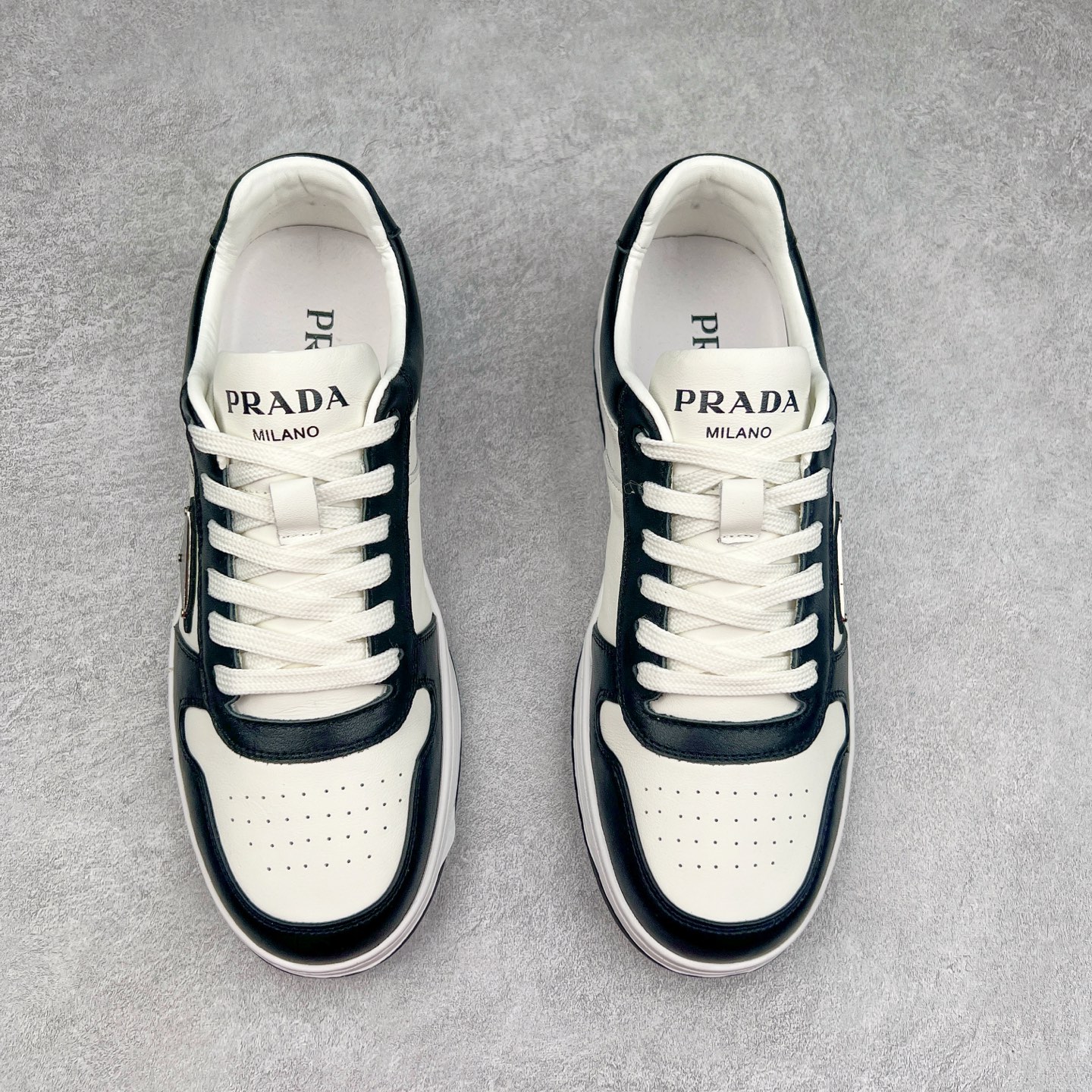 图片[2]-PRADA 普拉达马龙同款低帮男鞋运动休闲板鞋 #明星同款 广东大厂品质 专柜同步 大气个性更潮更抢眼更追求档次，它将颠覆旧念，与您共度时尚潮人必备! 面料采用原版进口小牛皮 牛皮内里垫脚 橡胶大底 轻便防滑耐磨 脚感舒适 款式耐看做工精细 配以简洁利落的鞋楦 彰显男人的果敢和硬朗 尺码：38 39 40 41 42 43 44 （皮鞋码）-选品中心