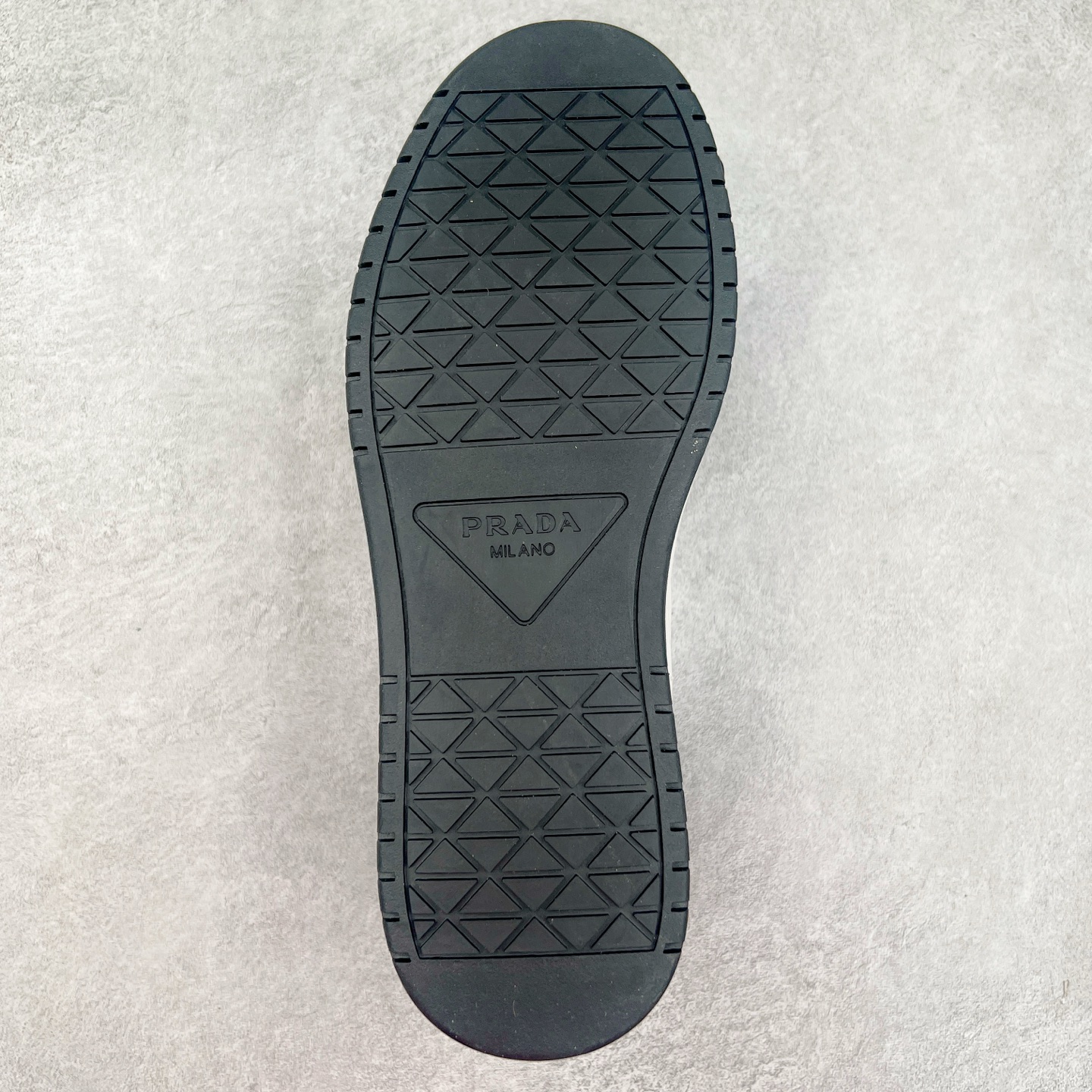 图片[9]-PRADA 普拉达马龙同款低帮男鞋运动休闲板鞋 #明星同款 广东大厂品质 专柜同步 大气个性更潮更抢眼更追求档次，它将颠覆旧念，与您共度时尚潮人必备! 面料采用原版进口小牛皮 牛皮内里垫脚 橡胶大底 轻便防滑耐磨 脚感舒适 款式耐看做工精细 配以简洁利落的鞋楦 彰显男人的果敢和硬朗 尺码：38 39 40 41 42 43 44 （皮鞋码）-选品中心