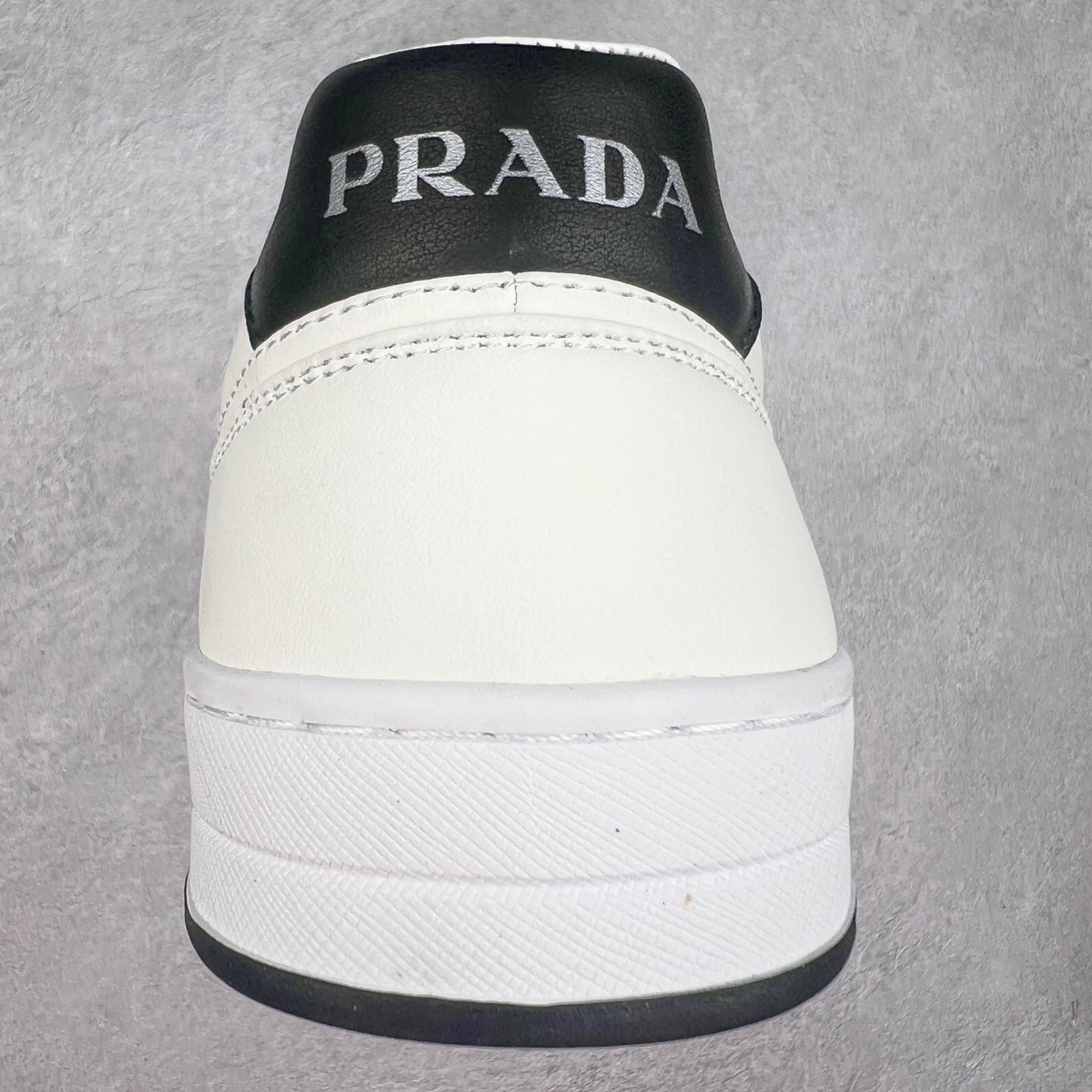 图片[8]-PRADA 普拉达马龙同款低帮男鞋运动休闲板鞋 #明星同款 广东大厂品质 专柜同步 大气个性更潮更抢眼更追求档次，它将颠覆旧念，与您共度时尚潮人必备! 面料采用原版进口小牛皮 牛皮内里垫脚 橡胶大底 轻便防滑耐磨 脚感舒适 款式耐看做工精细 配以简洁利落的鞋楦 彰显男人的果敢和硬朗 尺码：38 39 40 41 42 43 44 （皮鞋码）-选品中心