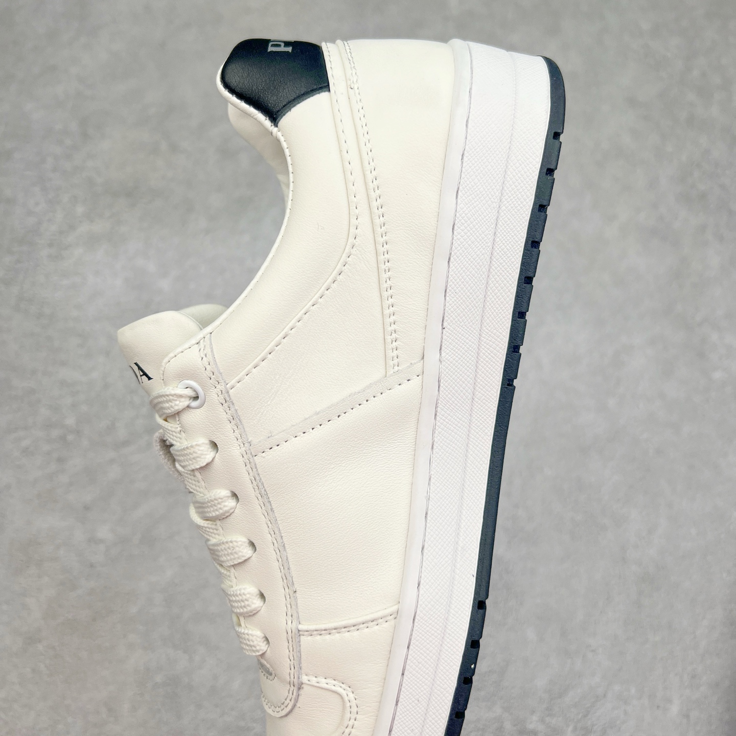 图片[7]-PRADA 普拉达马龙同款低帮男鞋运动休闲板鞋 #明星同款 广东大厂品质 专柜同步 大气个性更潮更抢眼更追求档次，它将颠覆旧念，与您共度时尚潮人必备! 面料采用原版进口小牛皮 牛皮内里垫脚 橡胶大底 轻便防滑耐磨 脚感舒适 款式耐看做工精细 配以简洁利落的鞋楦 彰显男人的果敢和硬朗 尺码：38 39 40 41 42 43 44 （皮鞋码）-选品中心