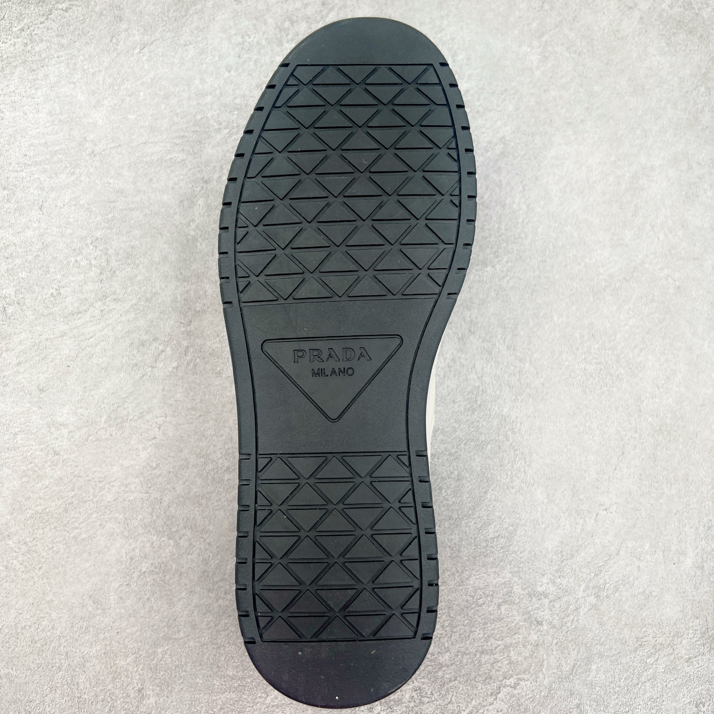 图片[9]-PRADA 普拉达马龙同款低帮男鞋运动休闲板鞋 #明星同款 广东大厂品质 专柜同步 大气个性更潮更抢眼更追求档次，它将颠覆旧念，与您共度时尚潮人必备! 面料采用原版进口小牛皮 牛皮内里垫脚 橡胶大底 轻便防滑耐磨 脚感舒适 款式耐看做工精细 配以简洁利落的鞋楦 彰显男人的果敢和硬朗 尺码：38 39 40 41 42 43 44 （皮鞋码）-选品中心