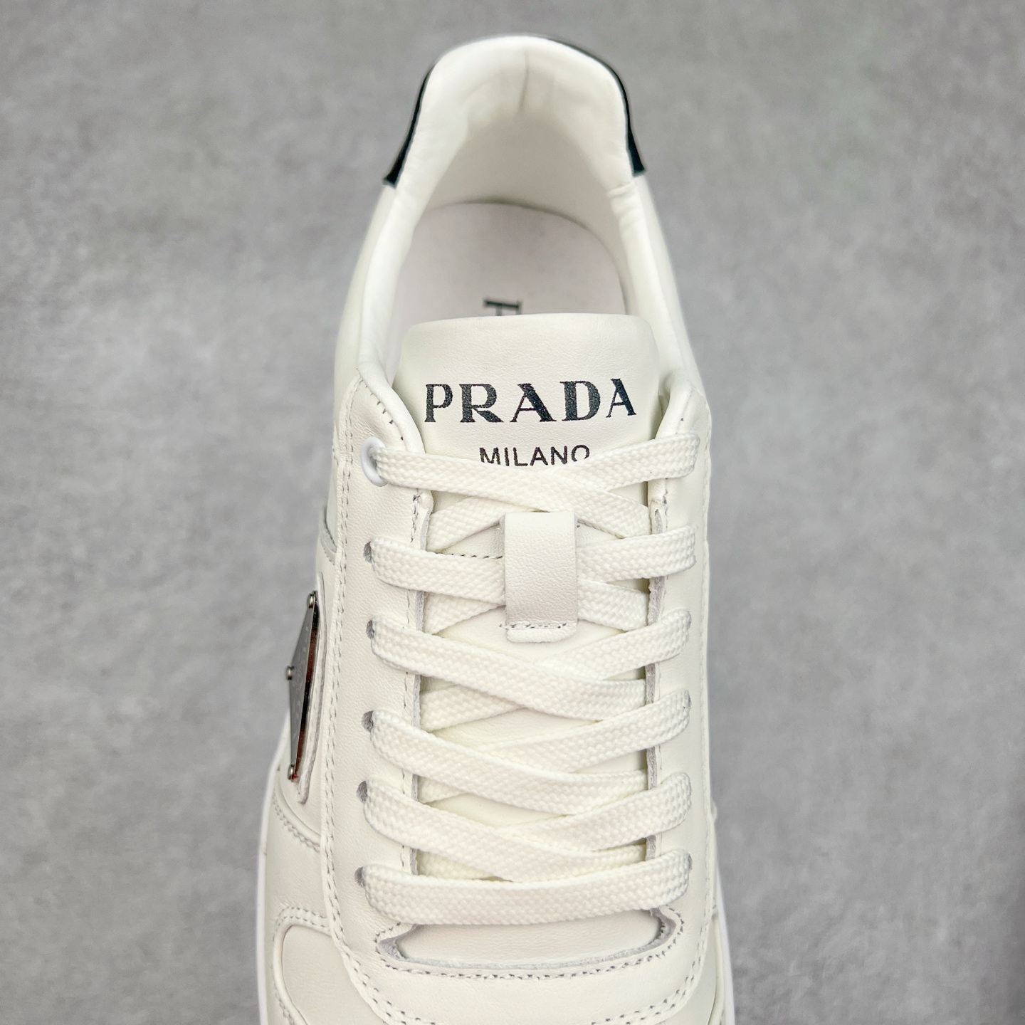 图片[5]-PRADA 普拉达马龙同款低帮男鞋运动休闲板鞋 #明星同款 广东大厂品质 专柜同步 大气个性更潮更抢眼更追求档次，它将颠覆旧念，与您共度时尚潮人必备! 面料采用原版进口小牛皮 牛皮内里垫脚 橡胶大底 轻便防滑耐磨 脚感舒适 款式耐看做工精细 配以简洁利落的鞋楦 彰显男人的果敢和硬朗 尺码：38 39 40 41 42 43 44 （皮鞋码）-选品中心