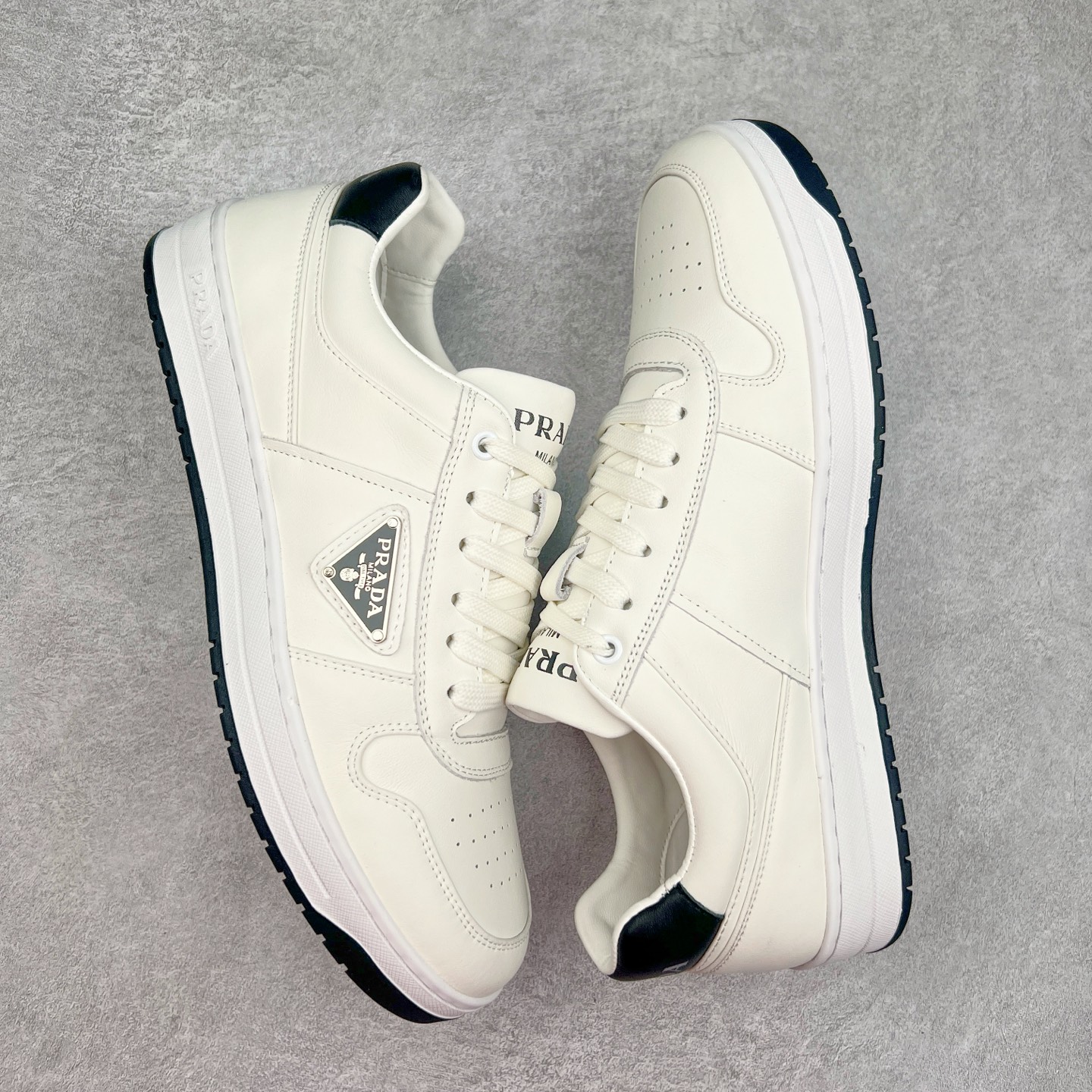 图片[3]-PRADA 普拉达马龙同款低帮男鞋运动休闲板鞋 #明星同款 广东大厂品质 专柜同步 大气个性更潮更抢眼更追求档次，它将颠覆旧念，与您共度时尚潮人必备! 面料采用原版进口小牛皮 牛皮内里垫脚 橡胶大底 轻便防滑耐磨 脚感舒适 款式耐看做工精细 配以简洁利落的鞋楦 彰显男人的果敢和硬朗 尺码：38 39 40 41 42 43 44 （皮鞋码）-选品中心