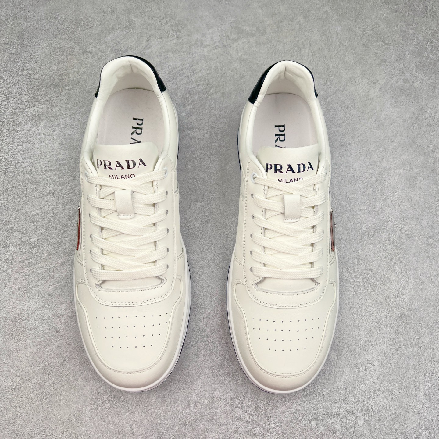 图片[2]-PRADA 普拉达马龙同款低帮男鞋运动休闲板鞋 #明星同款 广东大厂品质 专柜同步 大气个性更潮更抢眼更追求档次，它将颠覆旧念，与您共度时尚潮人必备! 面料采用原版进口小牛皮 牛皮内里垫脚 橡胶大底 轻便防滑耐磨 脚感舒适 款式耐看做工精细 配以简洁利落的鞋楦 彰显男人的果敢和硬朗 尺码：38 39 40 41 42 43 44 （皮鞋码）-选品中心