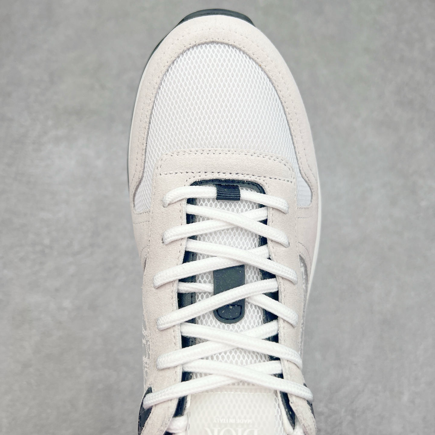 图片[4]-＃GD广顶 DIOR迪奥 B25 Runner 织物系带防滑低帮生活休闲鞋 结合运动版型与 Dior 优雅的经典标识。采用迪奥灰和白色光滑牛皮革精心制作，饰以经典的米色和黑色 Oblique 印花提升格调。搭配白色纹理橡胶鞋底，可为各式休闲造型增添经典气质，更显精致 配送专柜精美包装，面料采用原版定制牛皮+Oblique 印花布 定制进口超细纤维 增高3.5CM 尺码：40 41 42 43 44 45 46-选品中心