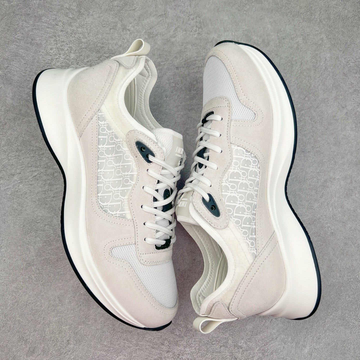 图片[3]-＃GD广顶 DIOR迪奥 B25 Runner 织物系带防滑低帮生活休闲鞋 结合运动版型与 Dior 优雅的经典标识。采用迪奥灰和白色光滑牛皮革精心制作，饰以经典的米色和黑色 Oblique 印花提升格调。搭配白色纹理橡胶鞋底，可为各式休闲造型增添经典气质，更显精致 配送专柜精美包装，面料采用原版定制牛皮+Oblique 印花布 定制进口超细纤维 增高3.5CM 尺码：40 41 42 43 44 45 46-选品中心