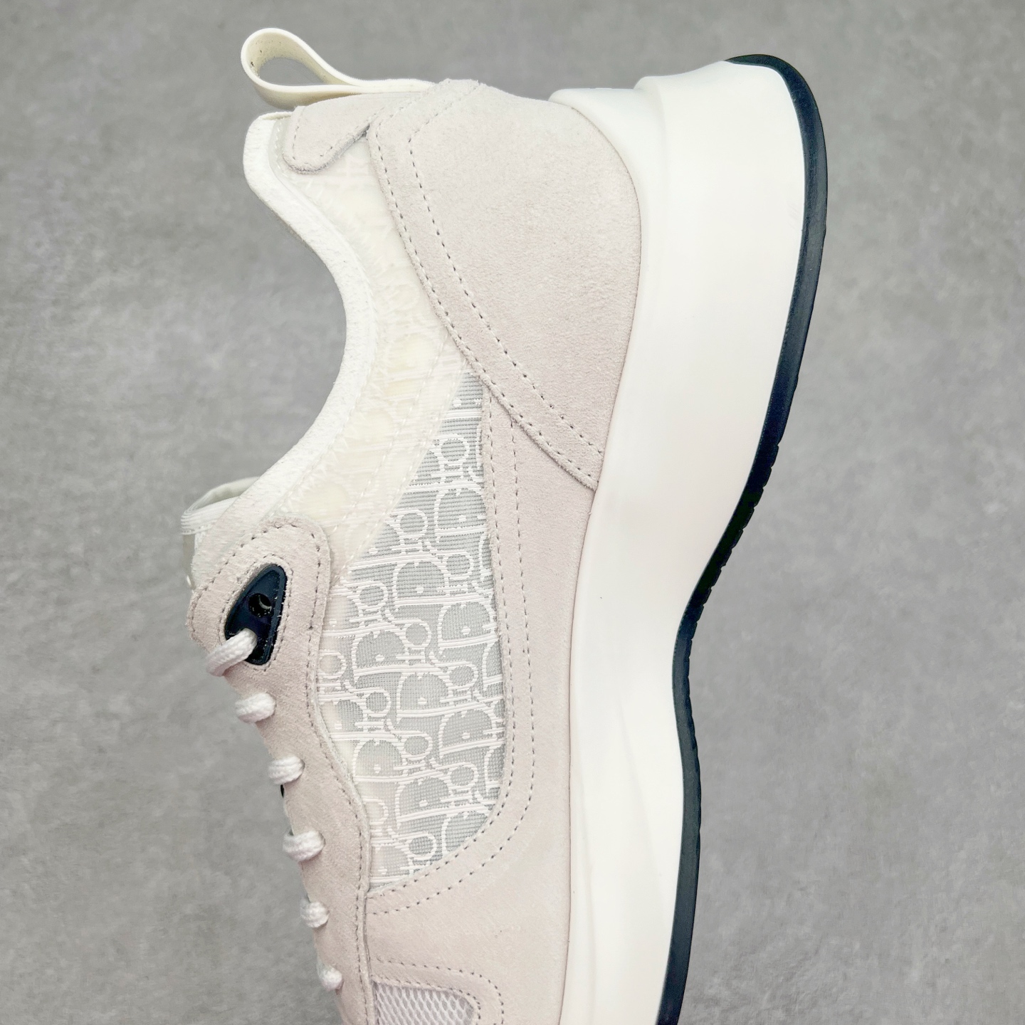 图片[7]-＃GD广顶 DIOR迪奥 B25 Runner 织物系带防滑低帮生活休闲鞋 结合运动版型与 Dior 优雅的经典标识。采用迪奥灰和白色光滑牛皮革精心制作，饰以经典的米色和黑色 Oblique 印花提升格调。搭配白色纹理橡胶鞋底，可为各式休闲造型增添经典气质，更显精致 配送专柜精美包装，面料采用原版定制牛皮+Oblique 印花布 定制进口超细纤维 增高3.5CM 尺码：40 41 42 43 44 45 46-选品中心