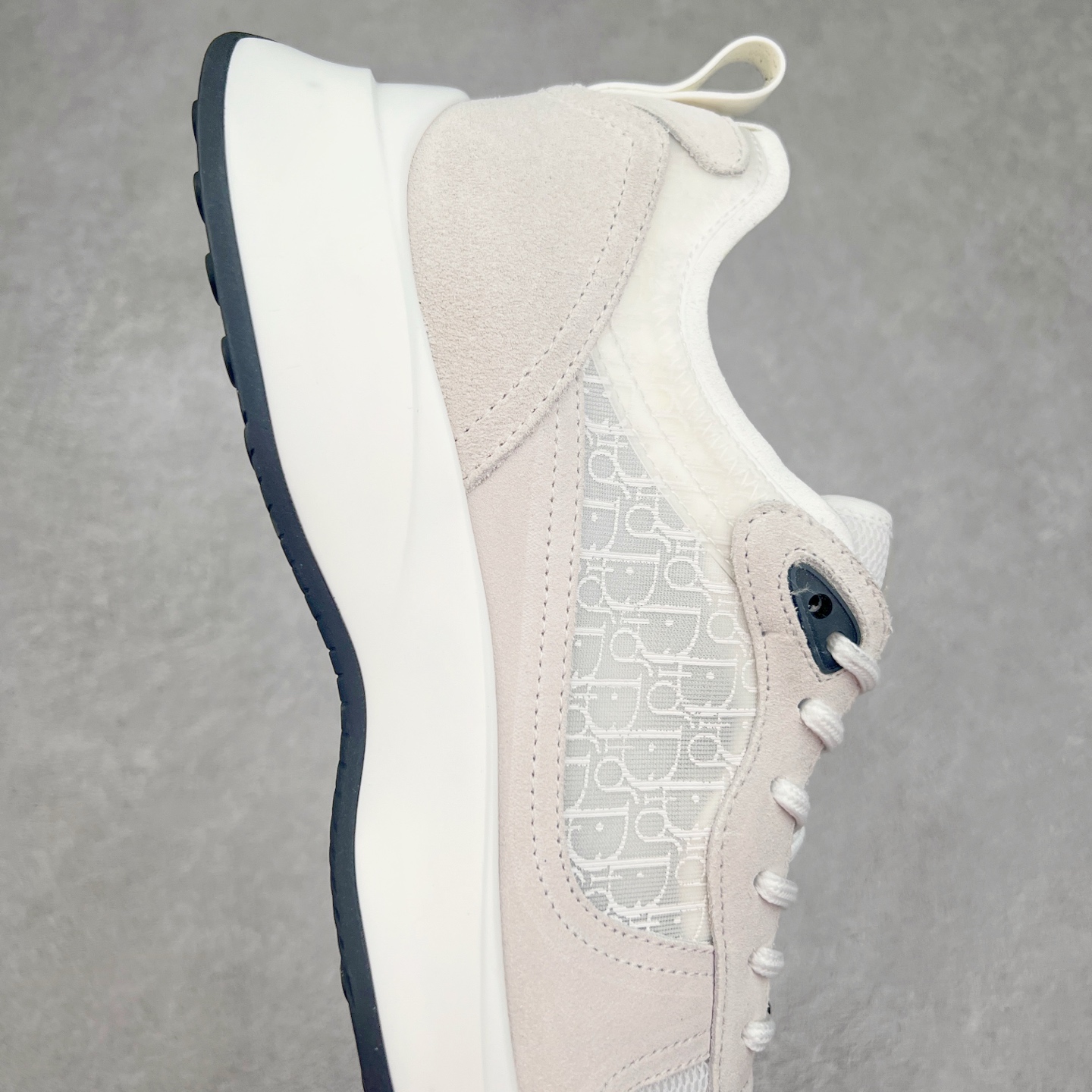 图片[6]-＃GD广顶 DIOR迪奥 B25 Runner 织物系带防滑低帮生活休闲鞋 结合运动版型与 Dior 优雅的经典标识。采用迪奥灰和白色光滑牛皮革精心制作，饰以经典的米色和黑色 Oblique 印花提升格调。搭配白色纹理橡胶鞋底，可为各式休闲造型增添经典气质，更显精致 配送专柜精美包装，面料采用原版定制牛皮+Oblique 印花布 定制进口超细纤维 增高3.5CM 尺码：40 41 42 43 44 45 46-选品中心