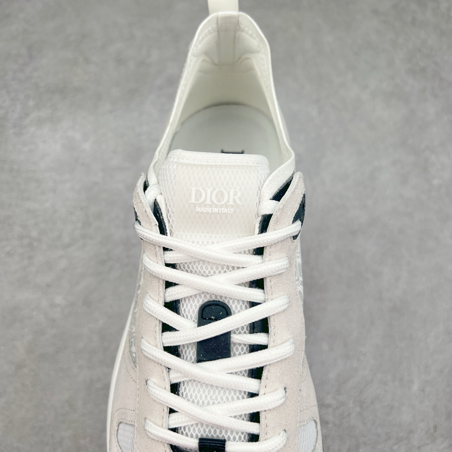 图片[5]-＃GD广顶 DIOR迪奥 B25 Runner 织物系带防滑低帮生活休闲鞋 结合运动版型与 Dior 优雅的经典标识。采用迪奥灰和白色光滑牛皮革精心制作，饰以经典的米色和黑色 Oblique 印花提升格调。搭配白色纹理橡胶鞋底，可为各式休闲造型增添经典气质，更显精致 配送专柜精美包装，面料采用原版定制牛皮+Oblique 印花布 定制进口超细纤维 增高3.5CM 尺码：40 41 42 43 44 45 46-选品中心