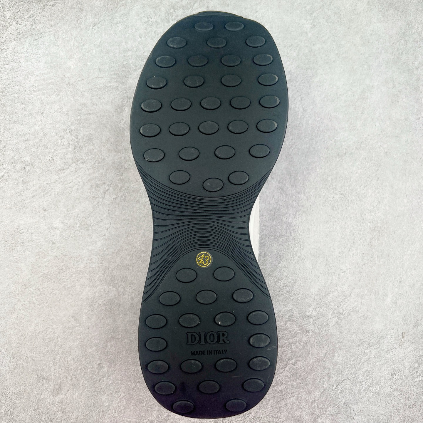 图片[9]-＃GD广顶 DIOR迪奥 B25 Runner 织物系带防滑低帮生活休闲鞋 结合运动版型与 Dior 优雅的经典标识。采用迪奥灰和白色光滑牛皮革精心制作，饰以经典的米色和黑色 Oblique 印花提升格调。搭配白色纹理橡胶鞋底，可为各式休闲造型增添经典气质，更显精致 配送专柜精美包装，面料采用原版定制牛皮+Oblique 印花布 定制进口超细纤维 增高3.5CM 尺码：40 41 42 43 44 45 46-选品中心