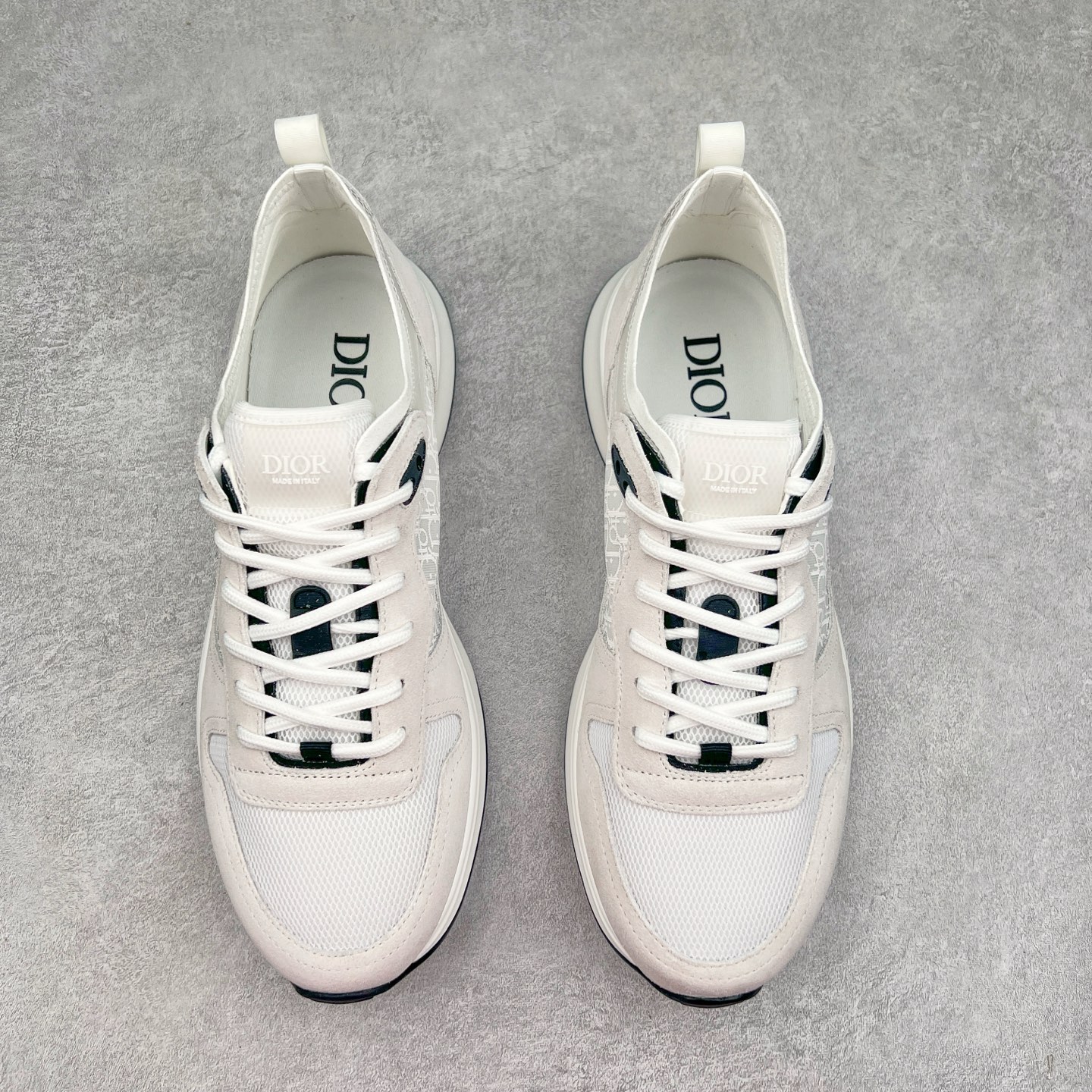 图片[2]-＃GD广顶 DIOR迪奥 B25 Runner 织物系带防滑低帮生活休闲鞋 结合运动版型与 Dior 优雅的经典标识。采用迪奥灰和白色光滑牛皮革精心制作，饰以经典的米色和黑色 Oblique 印花提升格调。搭配白色纹理橡胶鞋底，可为各式休闲造型增添经典气质，更显精致 配送专柜精美包装，面料采用原版定制牛皮+Oblique 印花布 定制进口超细纤维 增高3.5CM 尺码：40 41 42 43 44 45 46-选品中心