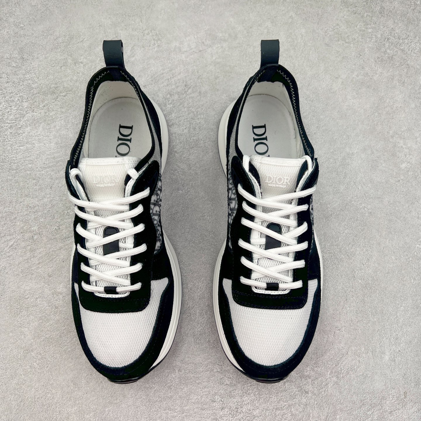 图片[2]-＃GD广顶 DIOR迪奥 B25 Runner 织物系带防滑低帮生活休闲鞋 结合运动版型与 Dior 优雅的经典标识。采用迪奥灰和白色光滑牛皮革精心制作，饰以经典的米色和黑色 Oblique 印花提升格调。搭配白色纹理橡胶鞋底，可为各式休闲造型增添经典气质，更显精致 配送专柜精美包装，面料采用原版定制牛皮+Oblique 印花布 定制进口超细纤维 增高3.5CM 尺码：40 41 42 43 44 45 46-选品中心