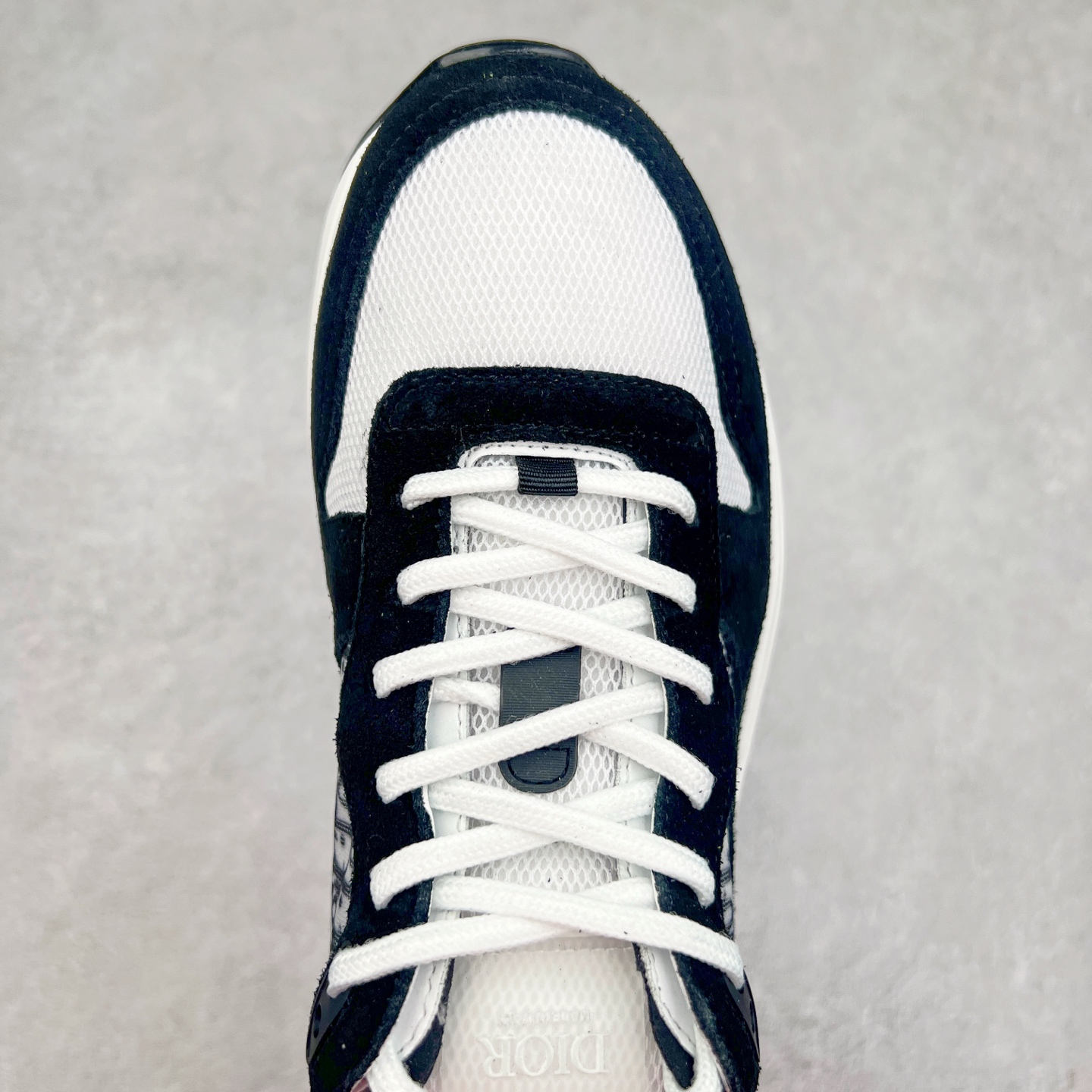 图片[4]-＃GD广顶 DIOR迪奥 B25 Runner 织物系带防滑低帮生活休闲鞋 结合运动版型与 Dior 优雅的经典标识。采用迪奥灰和白色光滑牛皮革精心制作，饰以经典的米色和黑色 Oblique 印花提升格调。搭配白色纹理橡胶鞋底，可为各式休闲造型增添经典气质，更显精致 配送专柜精美包装，面料采用原版定制牛皮+Oblique 印花布 定制进口超细纤维 增高3.5CM 尺码：40 41 42 43 44 45 46-选品中心