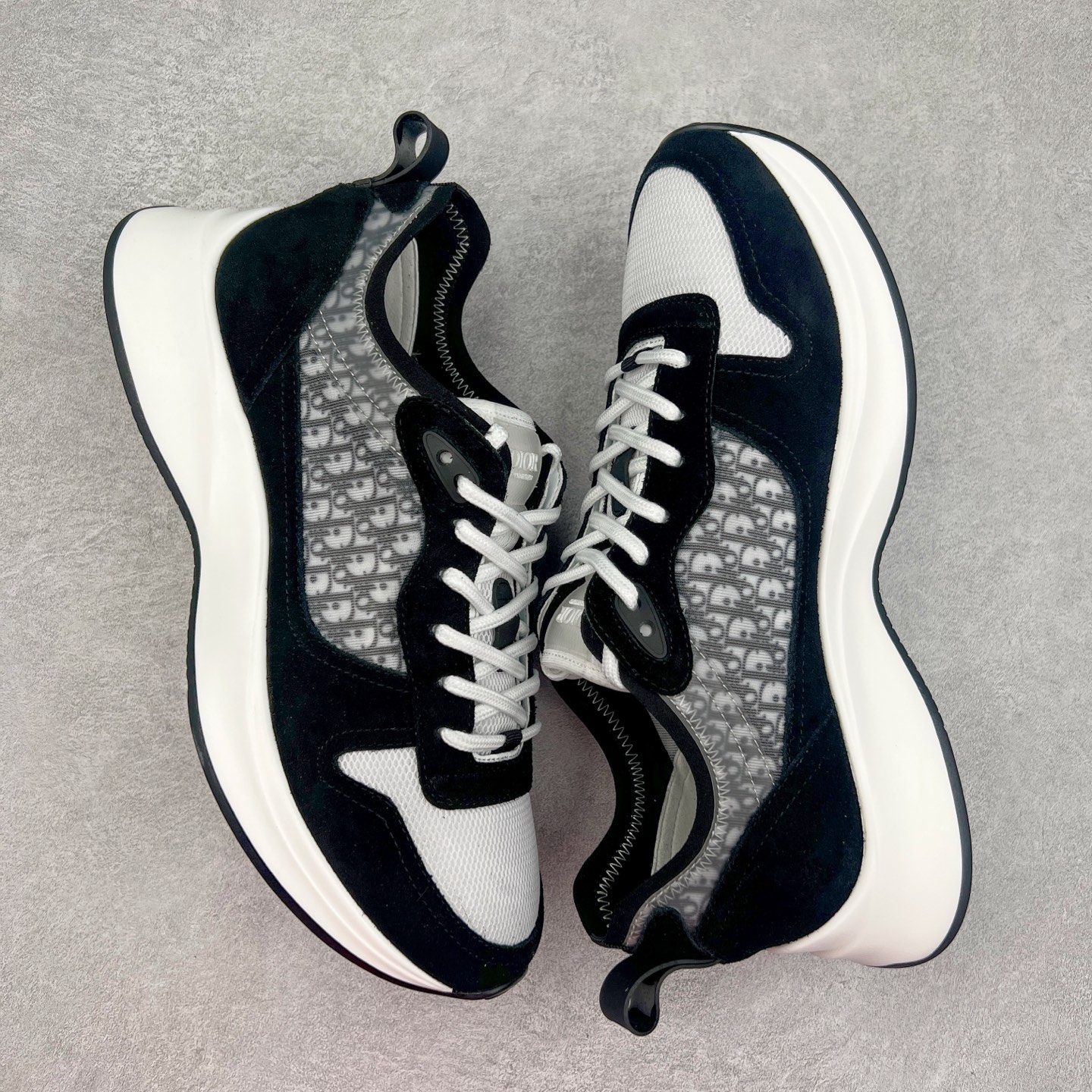 图片[3]-＃GD广顶 DIOR迪奥 B25 Runner 织物系带防滑低帮生活休闲鞋 结合运动版型与 Dior 优雅的经典标识。采用迪奥灰和白色光滑牛皮革精心制作，饰以经典的米色和黑色 Oblique 印花提升格调。搭配白色纹理橡胶鞋底，可为各式休闲造型增添经典气质，更显精致 配送专柜精美包装，面料采用原版定制牛皮+Oblique 印花布 定制进口超细纤维 增高3.5CM 尺码：40 41 42 43 44 45 46-选品中心