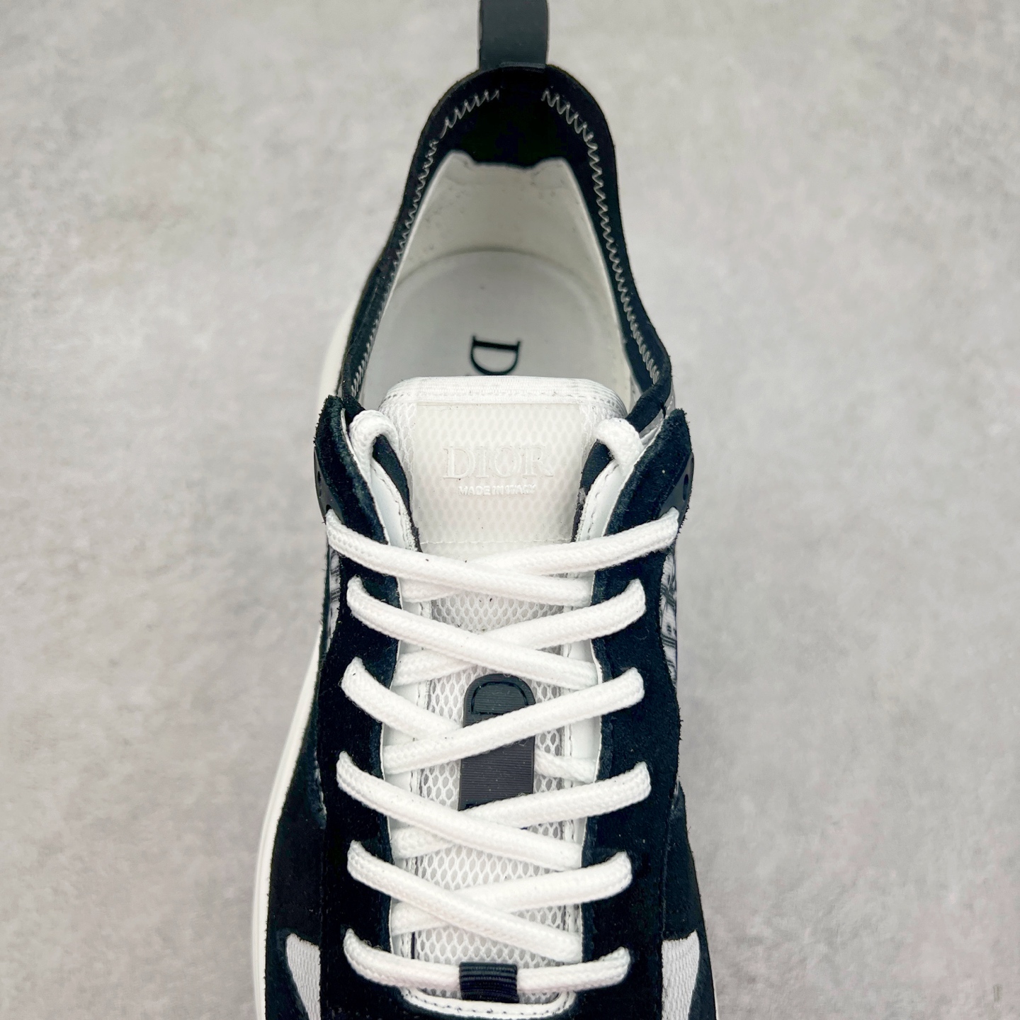 图片[5]-＃GD广顶 DIOR迪奥 B25 Runner 织物系带防滑低帮生活休闲鞋 结合运动版型与 Dior 优雅的经典标识。采用迪奥灰和白色光滑牛皮革精心制作，饰以经典的米色和黑色 Oblique 印花提升格调。搭配白色纹理橡胶鞋底，可为各式休闲造型增添经典气质，更显精致 配送专柜精美包装，面料采用原版定制牛皮+Oblique 印花布 定制进口超细纤维 增高3.5CM 尺码：40 41 42 43 44 45 46-选品中心