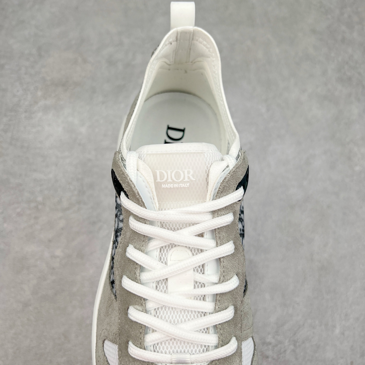 图片[5]-＃GD广顶 DIOR迪奥 B25 Runner 织物系带防滑低帮生活休闲鞋 结合运动版型与 Dior 优雅的经典标识。采用迪奥灰和白色光滑牛皮革精心制作，饰以经典的米色和黑色 Oblique 印花提升格调。搭配白色纹理橡胶鞋底，可为各式休闲造型增添经典气质，更显精致 配送专柜精美包装，面料采用原版定制牛皮+Oblique 印花布 定制进口超细纤维 增高3.5CM 尺码：40 41 42 43 44 45 46-选品中心