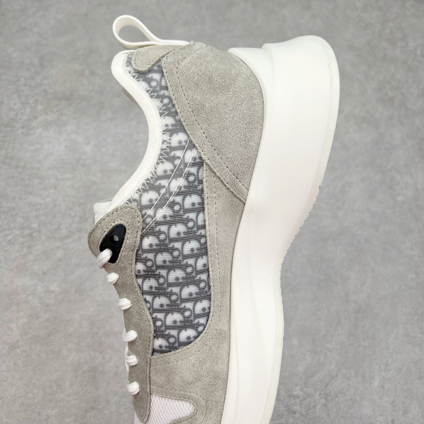 图片[7]-＃GD广顶 DIOR迪奥 B25 Runner 织物系带防滑低帮生活休闲鞋 结合运动版型与 Dior 优雅的经典标识。采用迪奥灰和白色光滑牛皮革精心制作，饰以经典的米色和黑色 Oblique 印花提升格调。搭配白色纹理橡胶鞋底，可为各式休闲造型增添经典气质，更显精致 配送专柜精美包装，面料采用原版定制牛皮+Oblique 印花布 定制进口超细纤维 增高3.5CM 尺码：40 41 42 43 44 45 46-选品中心