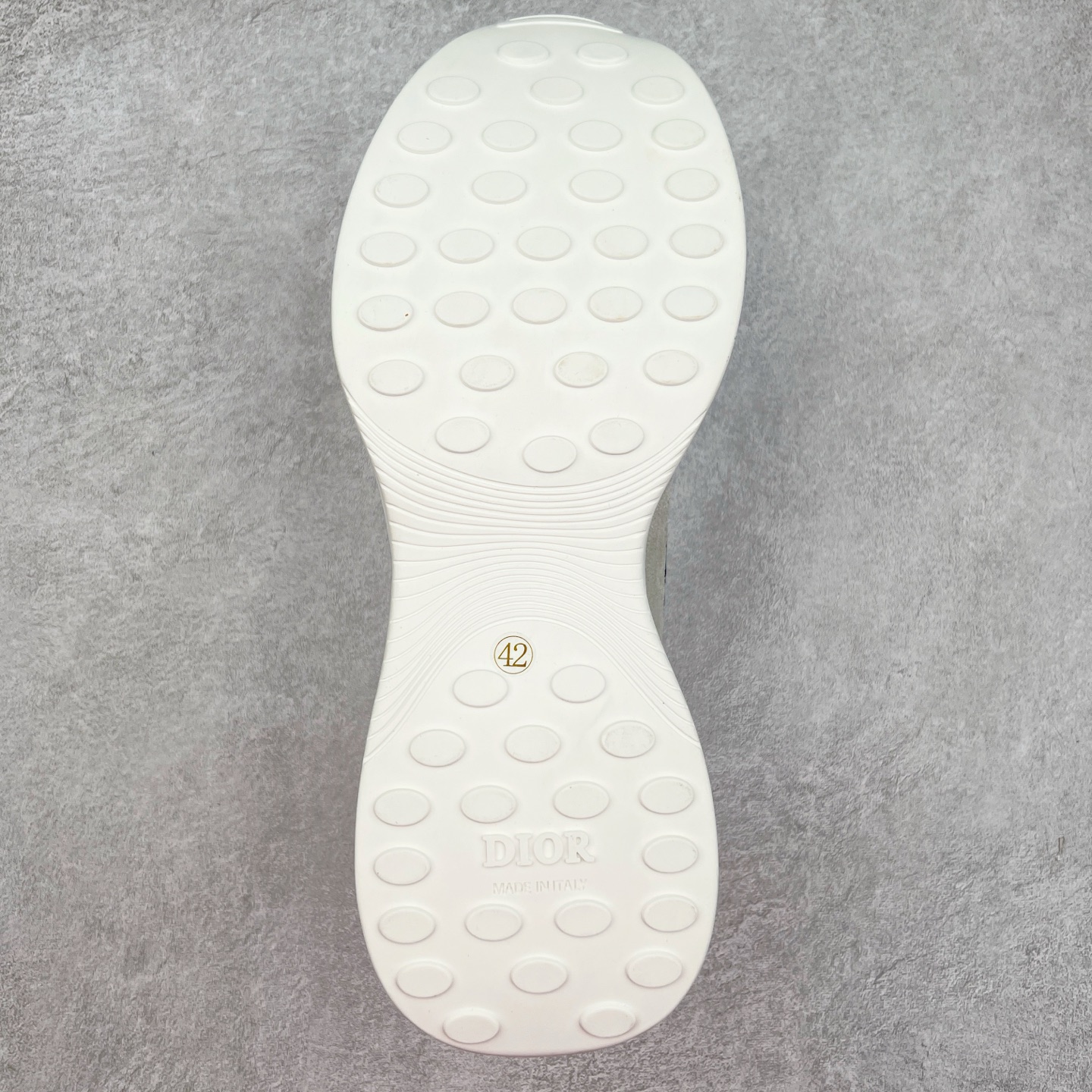 图片[9]-＃GD广顶 DIOR迪奥 B25 Runner 织物系带防滑低帮生活休闲鞋 结合运动版型与 Dior 优雅的经典标识。采用迪奥灰和白色光滑牛皮革精心制作，饰以经典的米色和黑色 Oblique 印花提升格调。搭配白色纹理橡胶鞋底，可为各式休闲造型增添经典气质，更显精致 配送专柜精美包装，面料采用原版定制牛皮+Oblique 印花布 定制进口超细纤维 增高3.5CM 尺码：40 41 42 43 44 45 46-选品中心