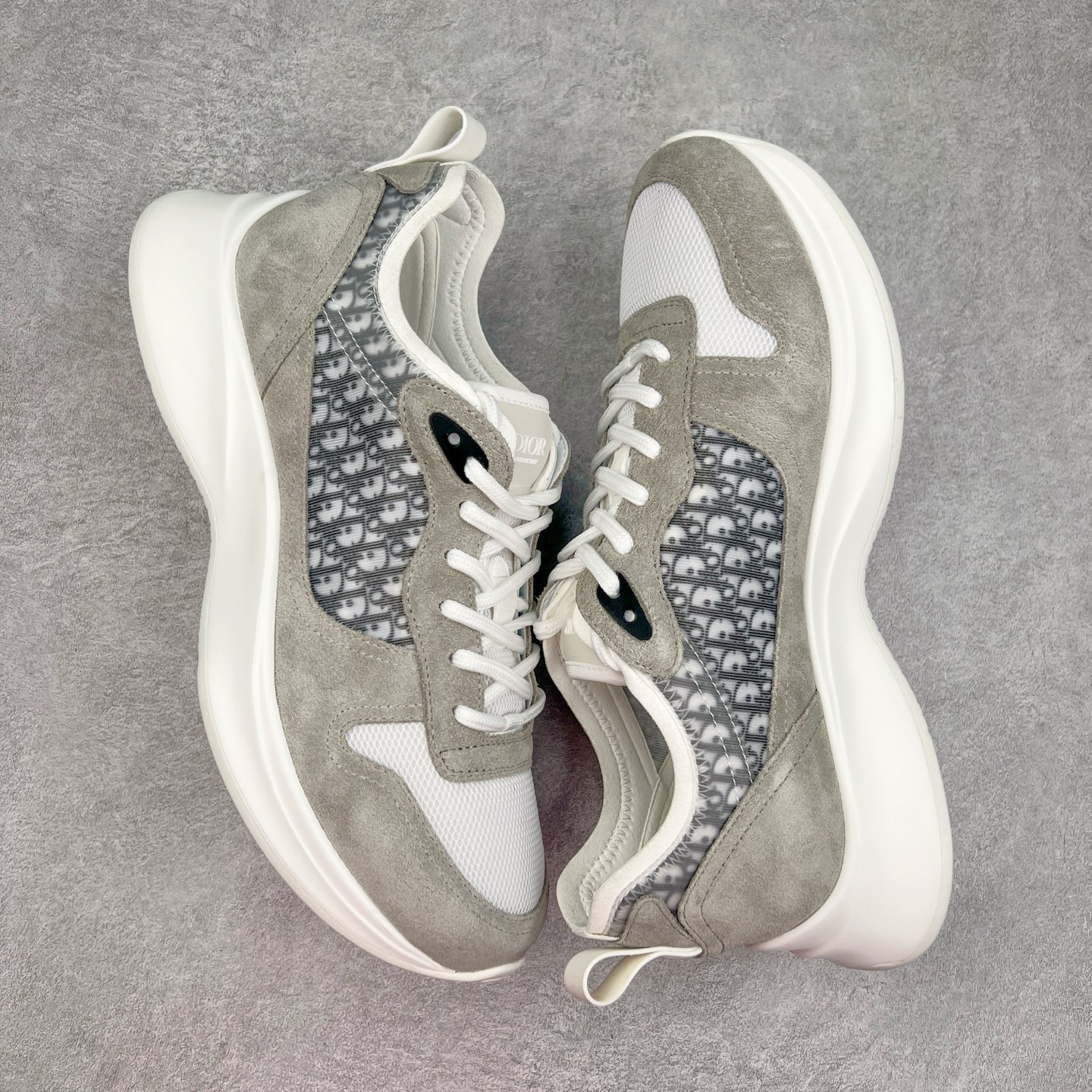 图片[3]-＃GD广顶 DIOR迪奥 B25 Runner 织物系带防滑低帮生活休闲鞋 结合运动版型与 Dior 优雅的经典标识。采用迪奥灰和白色光滑牛皮革精心制作，饰以经典的米色和黑色 Oblique 印花提升格调。搭配白色纹理橡胶鞋底，可为各式休闲造型增添经典气质，更显精致 配送专柜精美包装，面料采用原版定制牛皮+Oblique 印花布 定制进口超细纤维 增高3.5CM 尺码：40 41 42 43 44 45 46-选品中心