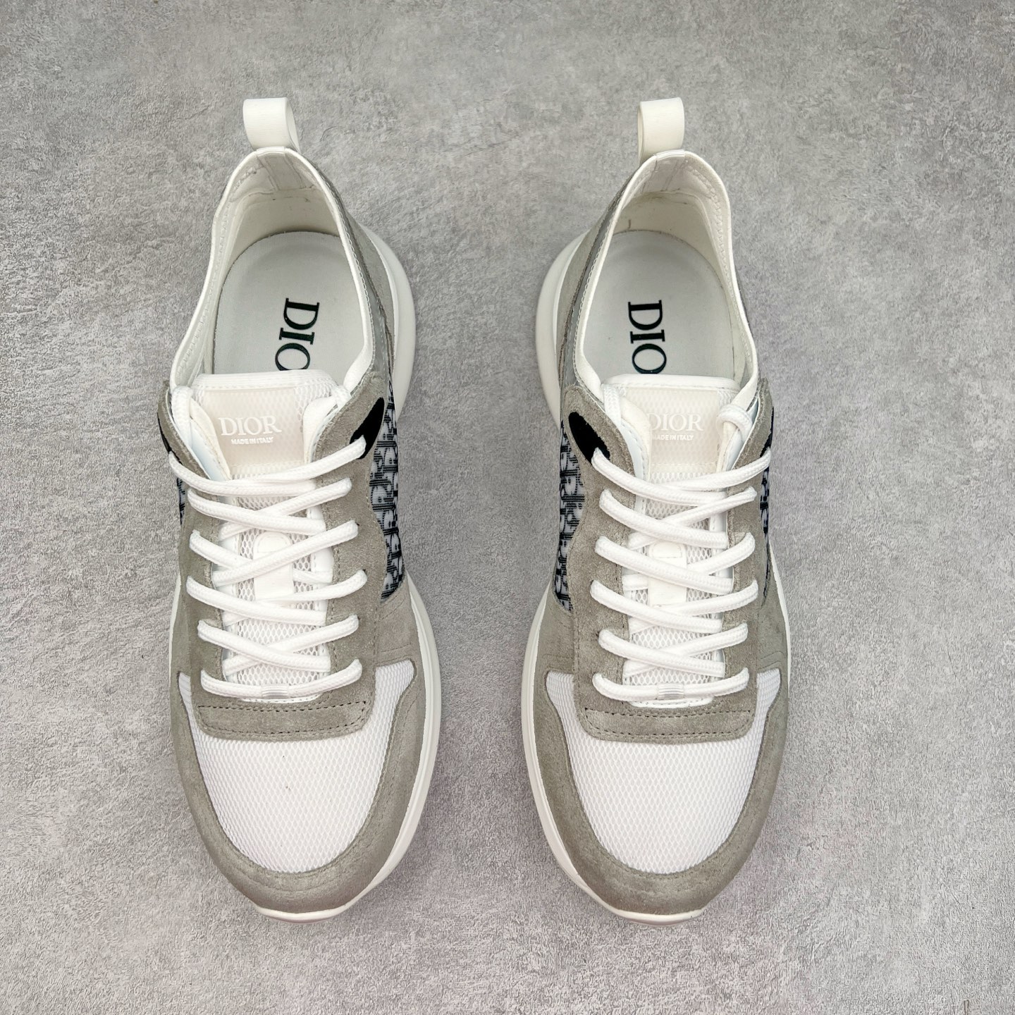 图片[2]-＃GD广顶 DIOR迪奥 B25 Runner 织物系带防滑低帮生活休闲鞋 结合运动版型与 Dior 优雅的经典标识。采用迪奥灰和白色光滑牛皮革精心制作，饰以经典的米色和黑色 Oblique 印花提升格调。搭配白色纹理橡胶鞋底，可为各式休闲造型增添经典气质，更显精致 配送专柜精美包装，面料采用原版定制牛皮+Oblique 印花布 定制进口超细纤维 增高3.5CM 尺码：40 41 42 43 44 45 46-选品中心