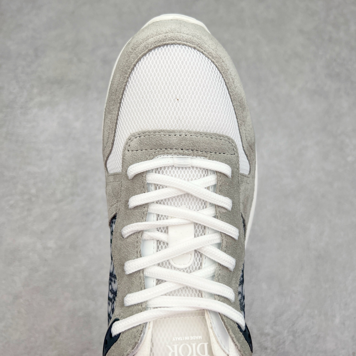 图片[4]-＃GD广顶 DIOR迪奥 B25 Runner 织物系带防滑低帮生活休闲鞋 结合运动版型与 Dior 优雅的经典标识。采用迪奥灰和白色光滑牛皮革精心制作，饰以经典的米色和黑色 Oblique 印花提升格调。搭配白色纹理橡胶鞋底，可为各式休闲造型增添经典气质，更显精致 配送专柜精美包装，面料采用原版定制牛皮+Oblique 印花布 定制进口超细纤维 增高3.5CM 尺码：40 41 42 43 44 45 46-选品中心