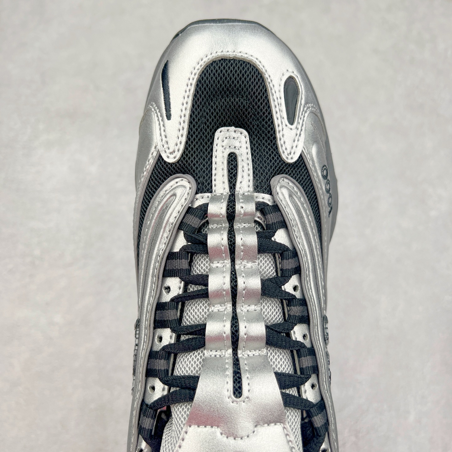 图片[4]-NB新百伦New Balance M1000 系列低帮复古老爹风休闲运动慢跑鞋 据悉，New Balance的复古鞋型M1000系列将在2024年正式回归。而自家美产创意总监Teddy Santis的AIMÉ LEON DORE也将率先推出联名1000撑撑场子，鞋款预计将在今年正式发布。New Balance1000系列作为NB最高端的鞋型，诞生于1999年，一度成为当年的热门鞋型，神似Nike Air Max95，现在看来也是一双符合潮流趋势的复古老爹鞋型。此番Teddy Santis亲自操刀，将丰富的配色和升级材质于复古的1000鞋型结合，鞋身采用米色、绿色和粉色的搭配。\\\”N\\\”字Logo也以全新的设计呈现，以1000标志性的网布和皮革材质打造，带来全新的视觉体验。后续ALD和New Balance1000的联名还将推出纯白配色，具体颜值还要等更多实物图的释出。AIMÉ LEON DORE和New Balance的多次联名一直有着超高的人气，无论是550还是1906R都有着不低的溢价，预计此番颜值不错的全新1000也会有着较高的人气。尺码：36 37 37.5 38 38.5 39.5 40 40.5 41.5 42 42.5 43 44 44.5 45-选品中心