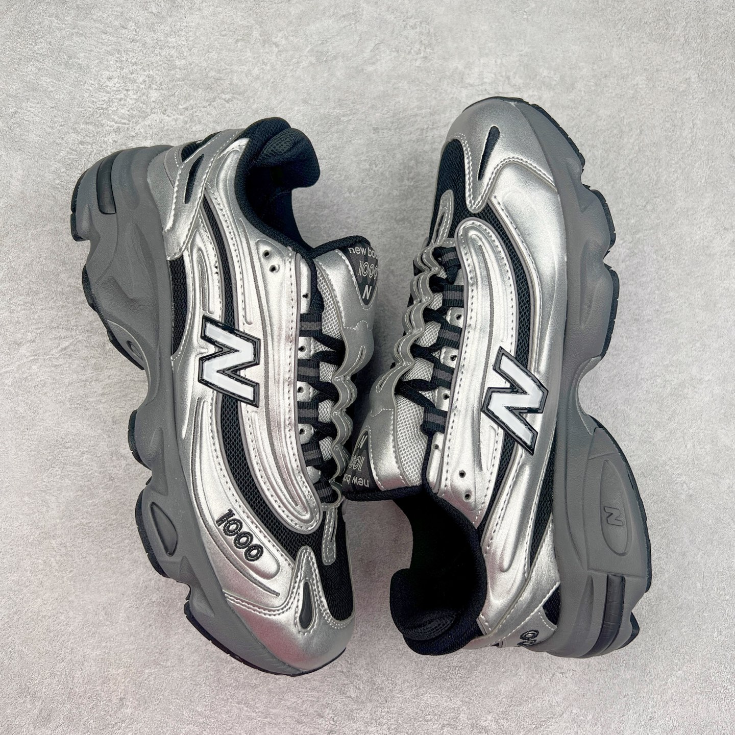 图片[3]-NB新百伦New Balance M1000 系列低帮复古老爹风休闲运动慢跑鞋 据悉，New Balance的复古鞋型M1000系列将在2024年正式回归。而自家美产创意总监Teddy Santis的AIMÉ LEON DORE也将率先推出联名1000撑撑场子，鞋款预计将在今年正式发布。New Balance1000系列作为NB最高端的鞋型，诞生于1999年，一度成为当年的热门鞋型，神似Nike Air Max95，现在看来也是一双符合潮流趋势的复古老爹鞋型。此番Teddy Santis亲自操刀，将丰富的配色和升级材质于复古的1000鞋型结合，鞋身采用米色、绿色和粉色的搭配。\\\”N\\\”字Logo也以全新的设计呈现，以1000标志性的网布和皮革材质打造，带来全新的视觉体验。后续ALD和New Balance1000的联名还将推出纯白配色，具体颜值还要等更多实物图的释出。AIMÉ LEON DORE和New Balance的多次联名一直有着超高的人气，无论是550还是1906R都有着不低的溢价，预计此番颜值不错的全新1000也会有着较高的人气。尺码：36 37 37.5 38 38.5 39.5 40 40.5 41.5 42 42.5 43 44 44.5 45-选品中心