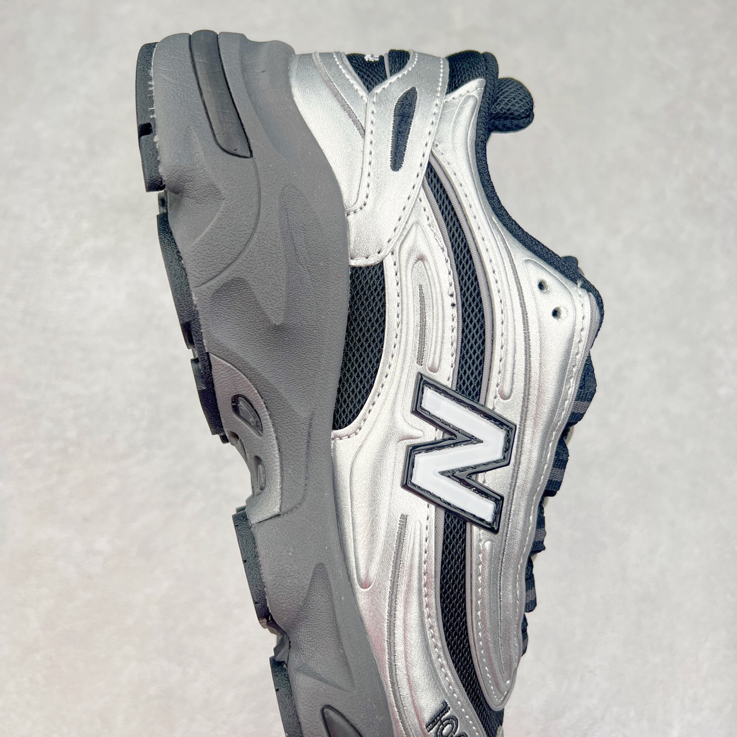 图片[6]-NB新百伦New Balance M1000 系列低帮复古老爹风休闲运动慢跑鞋 据悉，New Balance的复古鞋型M1000系列将在2024年正式回归。而自家美产创意总监Teddy Santis的AIMÉ LEON DORE也将率先推出联名1000撑撑场子，鞋款预计将在今年正式发布。New Balance1000系列作为NB最高端的鞋型，诞生于1999年，一度成为当年的热门鞋型，神似Nike Air Max95，现在看来也是一双符合潮流趋势的复古老爹鞋型。此番Teddy Santis亲自操刀，将丰富的配色和升级材质于复古的1000鞋型结合，鞋身采用米色、绿色和粉色的搭配。\\\”N\\\”字Logo也以全新的设计呈现，以1000标志性的网布和皮革材质打造，带来全新的视觉体验。后续ALD和New Balance1000的联名还将推出纯白配色，具体颜值还要等更多实物图的释出。AIMÉ LEON DORE和New Balance的多次联名一直有着超高的人气，无论是550还是1906R都有着不低的溢价，预计此番颜值不错的全新1000也会有着较高的人气。尺码：36 37 37.5 38 38.5 39.5 40 40.5 41.5 42 42.5 43 44 44.5 45-选品中心