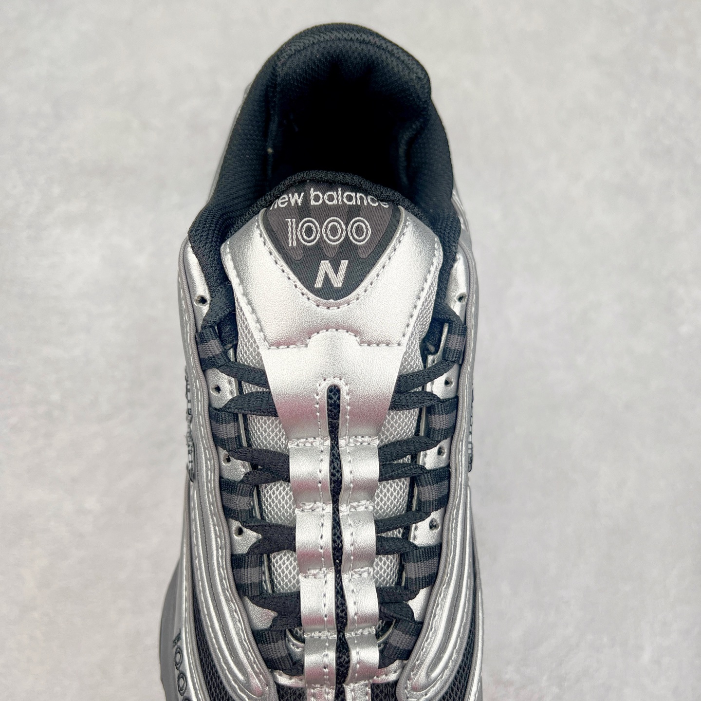 图片[5]-NB新百伦New Balance M1000 系列低帮复古老爹风休闲运动慢跑鞋 据悉，New Balance的复古鞋型M1000系列将在2024年正式回归。而自家美产创意总监Teddy Santis的AIMÉ LEON DORE也将率先推出联名1000撑撑场子，鞋款预计将在今年正式发布。New Balance1000系列作为NB最高端的鞋型，诞生于1999年，一度成为当年的热门鞋型，神似Nike Air Max95，现在看来也是一双符合潮流趋势的复古老爹鞋型。此番Teddy Santis亲自操刀，将丰富的配色和升级材质于复古的1000鞋型结合，鞋身采用米色、绿色和粉色的搭配。\\\”N\\\”字Logo也以全新的设计呈现，以1000标志性的网布和皮革材质打造，带来全新的视觉体验。后续ALD和New Balance1000的联名还将推出纯白配色，具体颜值还要等更多实物图的释出。AIMÉ LEON DORE和New Balance的多次联名一直有着超高的人气，无论是550还是1906R都有着不低的溢价，预计此番颜值不错的全新1000也会有着较高的人气。尺码：36 37 37.5 38 38.5 39.5 40 40.5 41.5 42 42.5 43 44 44.5 45-选品中心