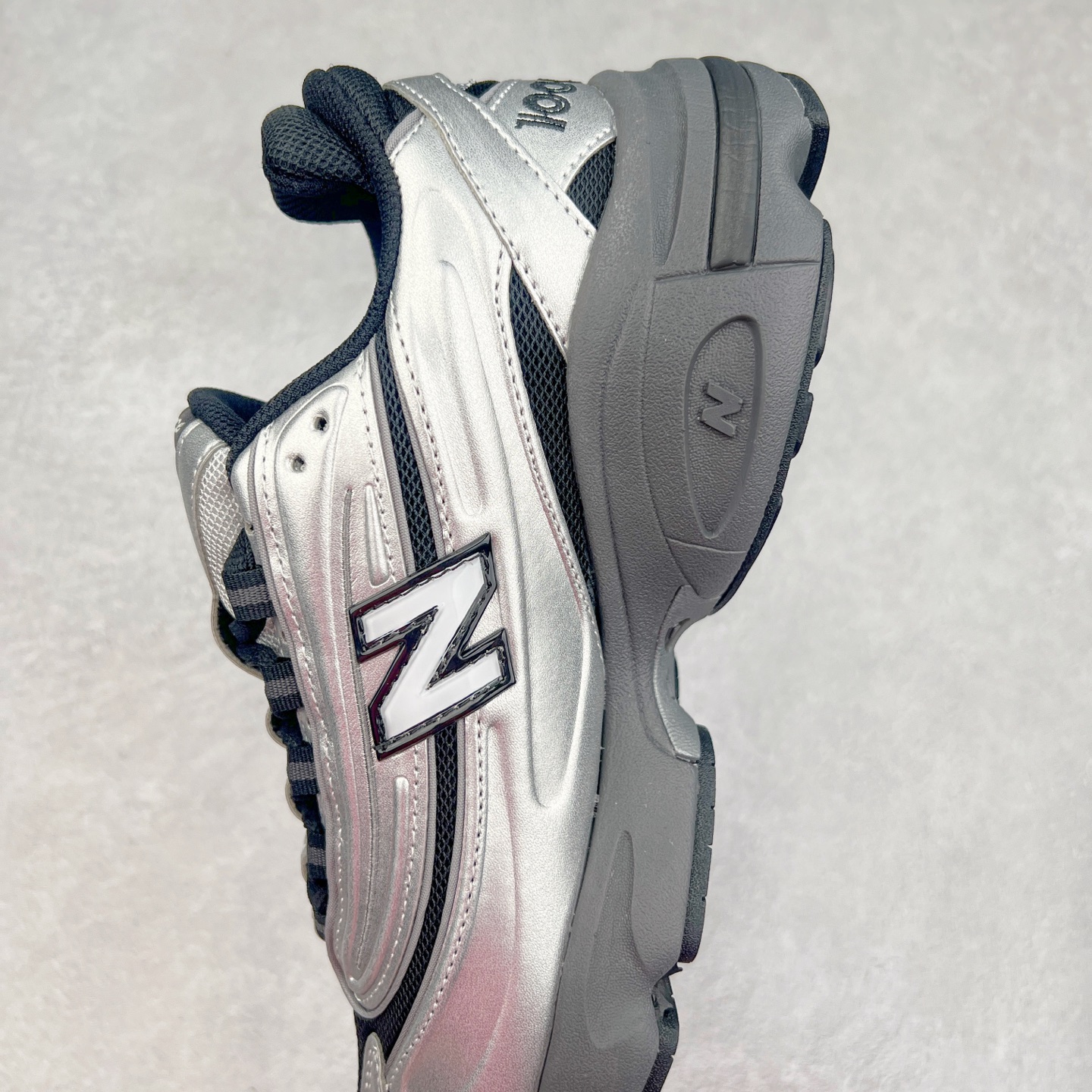 图片[7]-NB新百伦New Balance M1000 系列低帮复古老爹风休闲运动慢跑鞋 据悉，New Balance的复古鞋型M1000系列将在2024年正式回归。而自家美产创意总监Teddy Santis的AIMÉ LEON DORE也将率先推出联名1000撑撑场子，鞋款预计将在今年正式发布。New Balance1000系列作为NB最高端的鞋型，诞生于1999年，一度成为当年的热门鞋型，神似Nike Air Max95，现在看来也是一双符合潮流趋势的复古老爹鞋型。此番Teddy Santis亲自操刀，将丰富的配色和升级材质于复古的1000鞋型结合，鞋身采用米色、绿色和粉色的搭配。\\\”N\\\”字Logo也以全新的设计呈现，以1000标志性的网布和皮革材质打造，带来全新的视觉体验。后续ALD和New Balance1000的联名还将推出纯白配色，具体颜值还要等更多实物图的释出。AIMÉ LEON DORE和New Balance的多次联名一直有着超高的人气，无论是550还是1906R都有着不低的溢价，预计此番颜值不错的全新1000也会有着较高的人气。尺码：36 37 37.5 38 38.5 39.5 40 40.5 41.5 42 42.5 43 44 44.5 45-选品中心