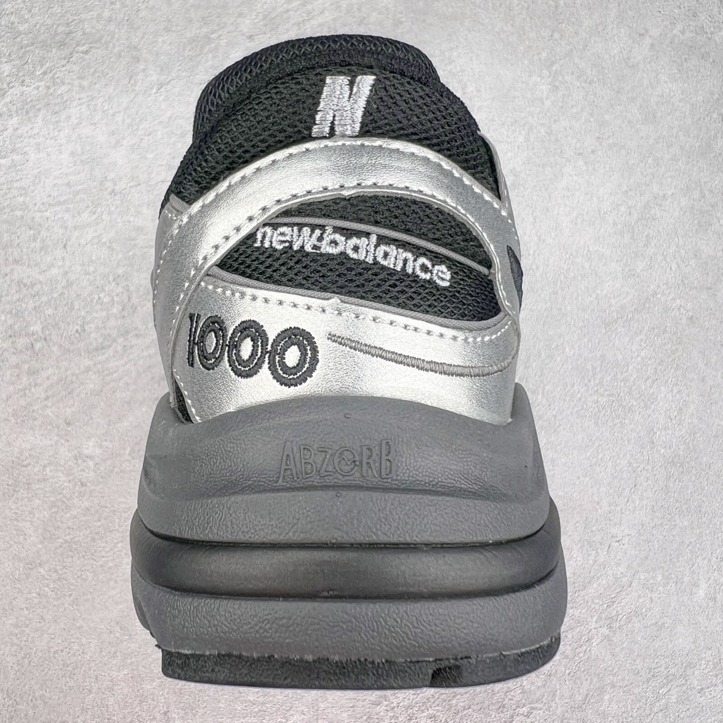 图片[8]-NB新百伦New Balance M1000 系列低帮复古老爹风休闲运动慢跑鞋 据悉，New Balance的复古鞋型M1000系列将在2024年正式回归。而自家美产创意总监Teddy Santis的AIMÉ LEON DORE也将率先推出联名1000撑撑场子，鞋款预计将在今年正式发布。New Balance1000系列作为NB最高端的鞋型，诞生于1999年，一度成为当年的热门鞋型，神似Nike Air Max95，现在看来也是一双符合潮流趋势的复古老爹鞋型。此番Teddy Santis亲自操刀，将丰富的配色和升级材质于复古的1000鞋型结合，鞋身采用米色、绿色和粉色的搭配。\\\”N\\\”字Logo也以全新的设计呈现，以1000标志性的网布和皮革材质打造，带来全新的视觉体验。后续ALD和New Balance1000的联名还将推出纯白配色，具体颜值还要等更多实物图的释出。AIMÉ LEON DORE和New Balance的多次联名一直有着超高的人气，无论是550还是1906R都有着不低的溢价，预计此番颜值不错的全新1000也会有着较高的人气。尺码：36 37 37.5 38 38.5 39.5 40 40.5 41.5 42 42.5 43 44 44.5 45-选品中心