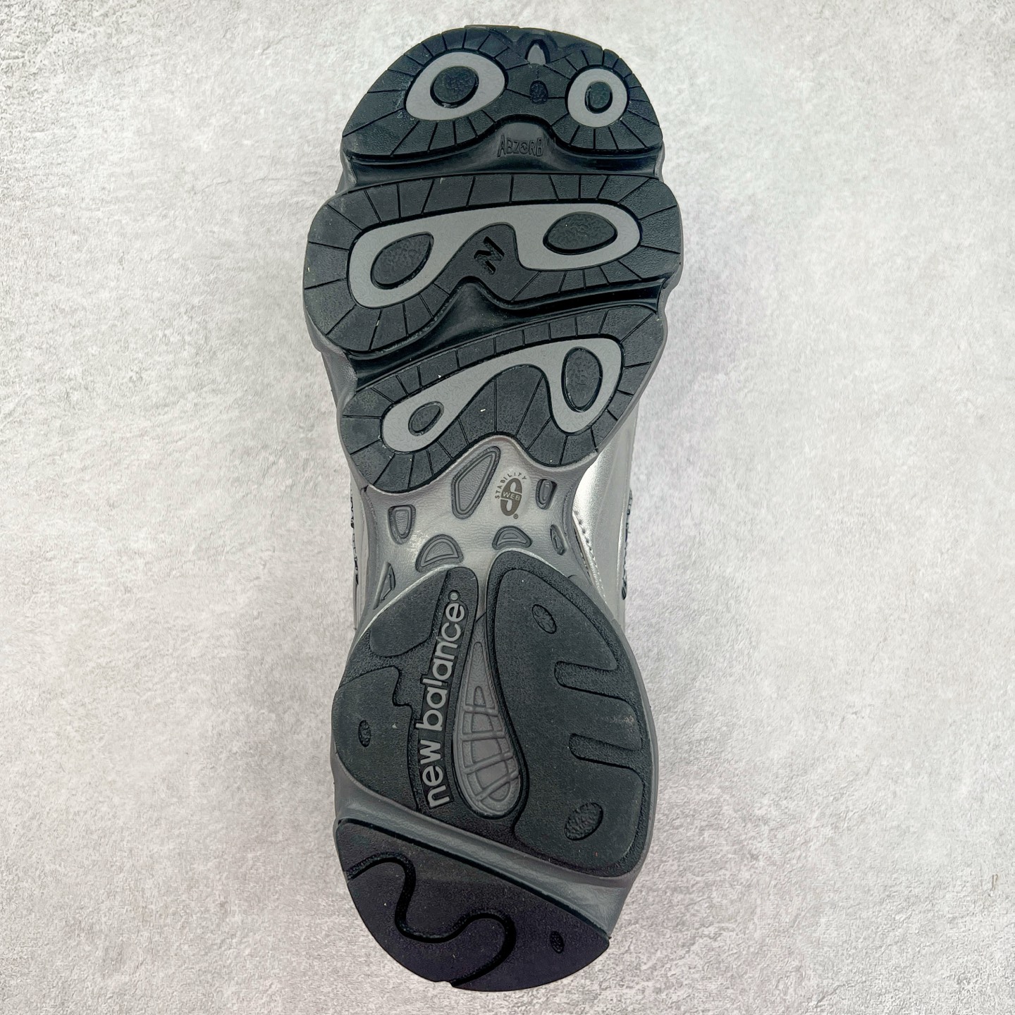 图片[9]-NB新百伦New Balance M1000 系列低帮复古老爹风休闲运动慢跑鞋 据悉，New Balance的复古鞋型M1000系列将在2024年正式回归。而自家美产创意总监Teddy Santis的AIMÉ LEON DORE也将率先推出联名1000撑撑场子，鞋款预计将在今年正式发布。New Balance1000系列作为NB最高端的鞋型，诞生于1999年，一度成为当年的热门鞋型，神似Nike Air Max95，现在看来也是一双符合潮流趋势的复古老爹鞋型。此番Teddy Santis亲自操刀，将丰富的配色和升级材质于复古的1000鞋型结合，鞋身采用米色、绿色和粉色的搭配。\\\”N\\\”字Logo也以全新的设计呈现，以1000标志性的网布和皮革材质打造，带来全新的视觉体验。后续ALD和New Balance1000的联名还将推出纯白配色，具体颜值还要等更多实物图的释出。AIMÉ LEON DORE和New Balance的多次联名一直有着超高的人气，无论是550还是1906R都有着不低的溢价，预计此番颜值不错的全新1000也会有着较高的人气。尺码：36 37 37.5 38 38.5 39.5 40 40.5 41.5 42 42.5 43 44 44.5 45-选品中心