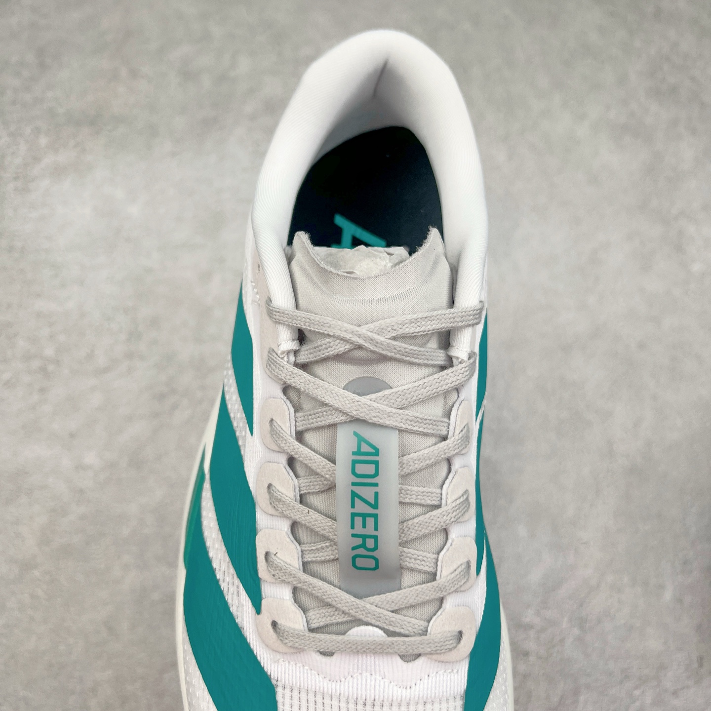 图片[5]-AD Adizero EVO SL 马拉松竞速专业跑鞋 JS4451 CELERMESH针织网面非常轻薄 纤维间的缝隙很大 可以保证跑步时的透气、排汗效果 鞋舌直接与两侧的内衬和鞋底连接在一起 在跑步过程中不会被鞋舌的左右移动所困扰 在标准鞋带孔的基础上再拓宽一组鞋带孔 适合不同脚型的需求 突破性 EnergyRods 技术，有助于跑者实现更好的成绩 中底独特的LIGHTSTRIKE PRO泡棉材质 微弹感觉在跑步过程中给予了良好的支撑体验 对于顶级精英和高水平进阶跑者来说 ADIOS PRO是一双值得信赖的竞速比赛用鞋 尺码：36 36.5 37.5 38 38.5 39 40 40.5 41 42 42.5 43 44 44.5 45-选品中心