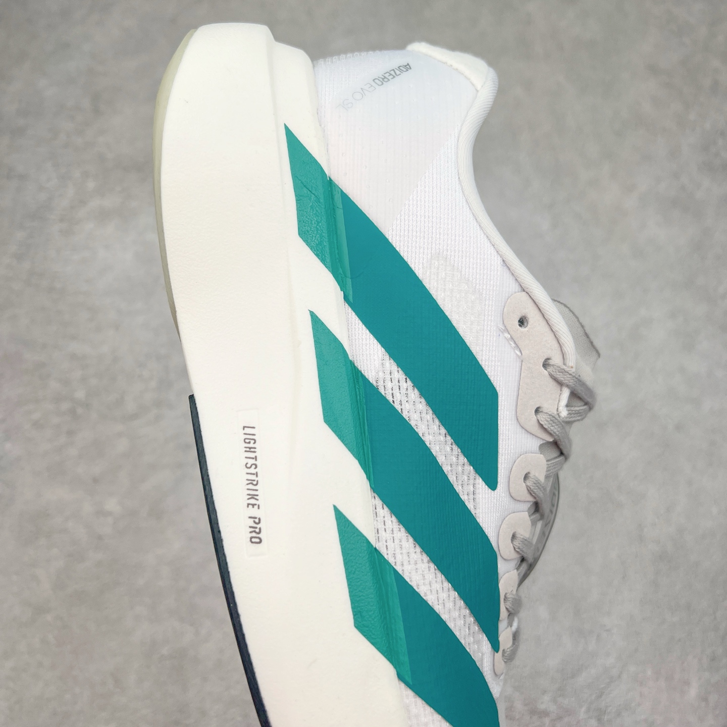 图片[6]-AD Adizero EVO SL 马拉松竞速专业跑鞋 JS4451 CELERMESH针织网面非常轻薄 纤维间的缝隙很大 可以保证跑步时的透气、排汗效果 鞋舌直接与两侧的内衬和鞋底连接在一起 在跑步过程中不会被鞋舌的左右移动所困扰 在标准鞋带孔的基础上再拓宽一组鞋带孔 适合不同脚型的需求 突破性 EnergyRods 技术，有助于跑者实现更好的成绩 中底独特的LIGHTSTRIKE PRO泡棉材质 微弹感觉在跑步过程中给予了良好的支撑体验 对于顶级精英和高水平进阶跑者来说 ADIOS PRO是一双值得信赖的竞速比赛用鞋 尺码：36 36.5 37.5 38 38.5 39 40 40.5 41 42 42.5 43 44 44.5 45-选品中心