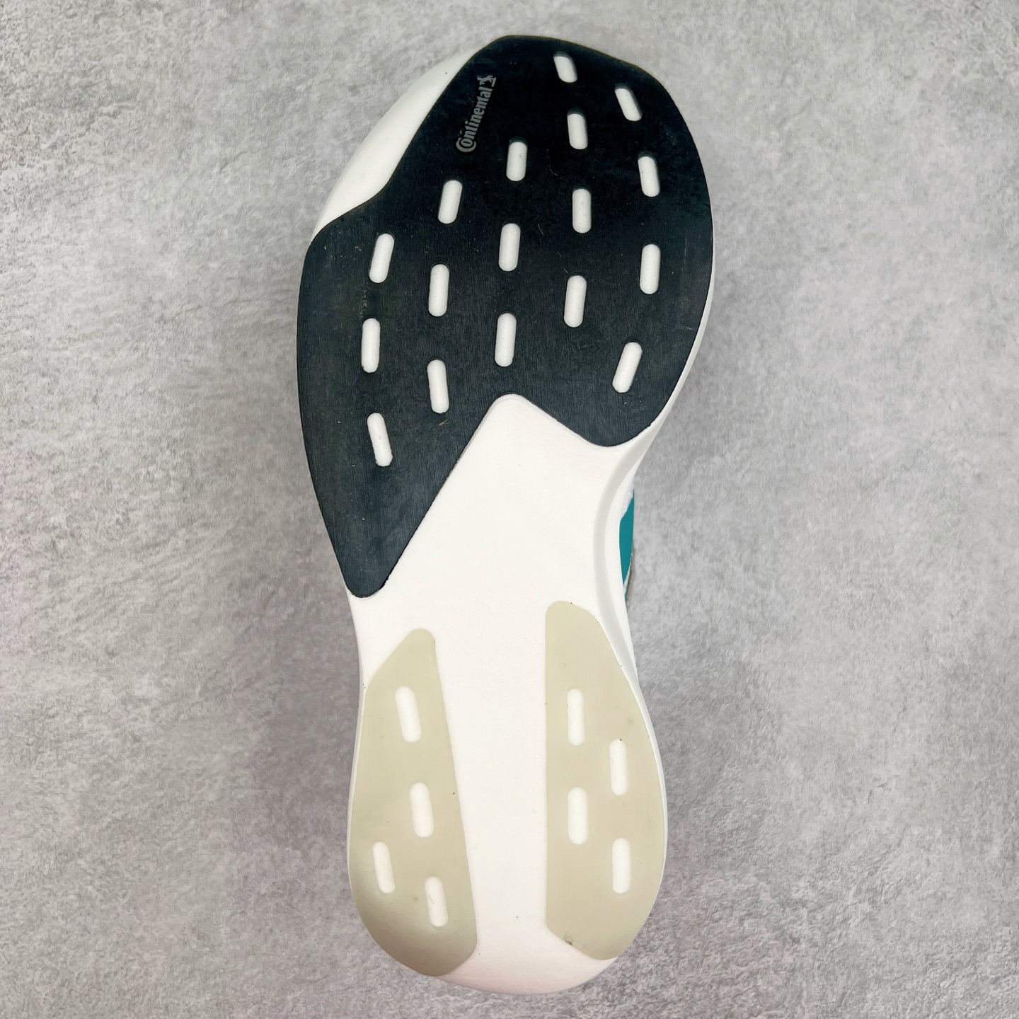 图片[9]-AD Adizero EVO SL 马拉松竞速专业跑鞋 JS4451 CELERMESH针织网面非常轻薄 纤维间的缝隙很大 可以保证跑步时的透气、排汗效果 鞋舌直接与两侧的内衬和鞋底连接在一起 在跑步过程中不会被鞋舌的左右移动所困扰 在标准鞋带孔的基础上再拓宽一组鞋带孔 适合不同脚型的需求 突破性 EnergyRods 技术，有助于跑者实现更好的成绩 中底独特的LIGHTSTRIKE PRO泡棉材质 微弹感觉在跑步过程中给予了良好的支撑体验 对于顶级精英和高水平进阶跑者来说 ADIOS PRO是一双值得信赖的竞速比赛用鞋 尺码：36 36.5 37.5 38 38.5 39 40 40.5 41 42 42.5 43 44 44.5 45-选品中心