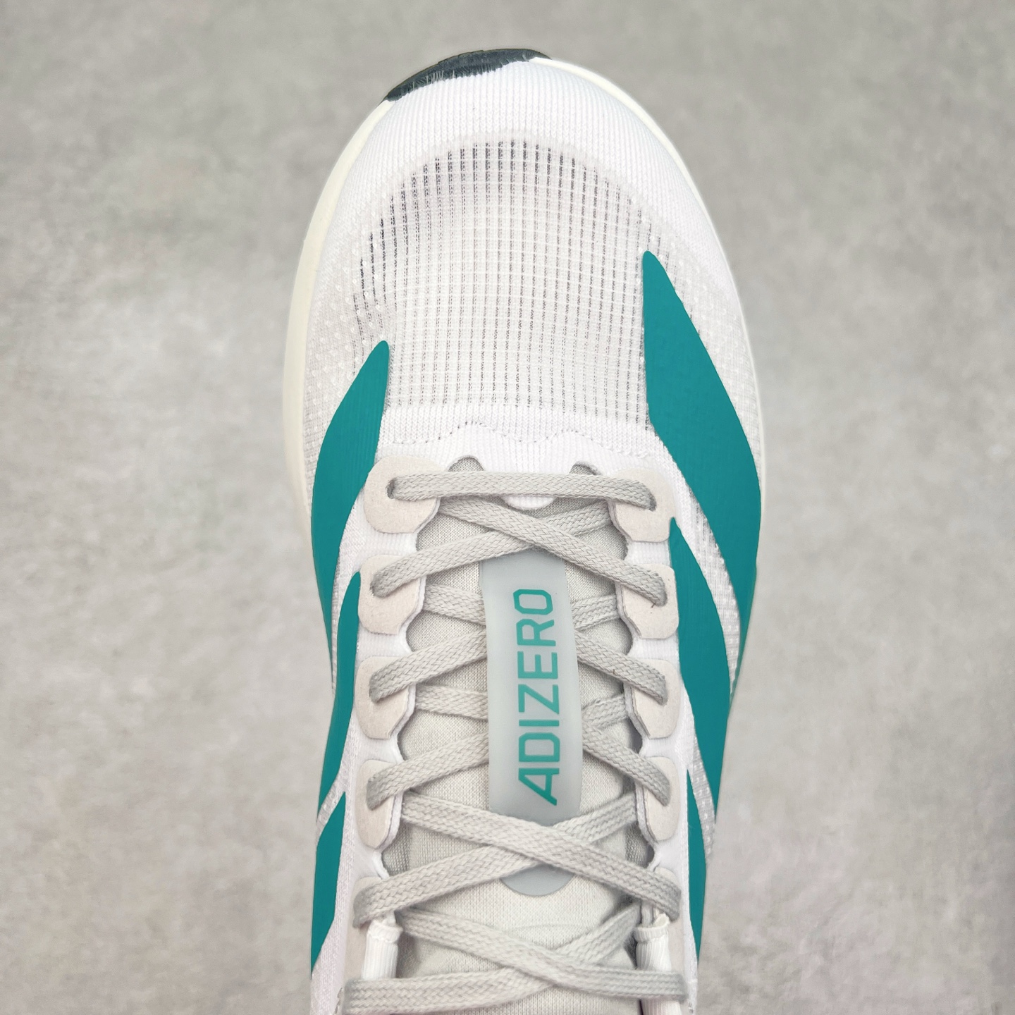 图片[4]-AD Adizero EVO SL 马拉松竞速专业跑鞋 JS4451 CELERMESH针织网面非常轻薄 纤维间的缝隙很大 可以保证跑步时的透气、排汗效果 鞋舌直接与两侧的内衬和鞋底连接在一起 在跑步过程中不会被鞋舌的左右移动所困扰 在标准鞋带孔的基础上再拓宽一组鞋带孔 适合不同脚型的需求 突破性 EnergyRods 技术，有助于跑者实现更好的成绩 中底独特的LIGHTSTRIKE PRO泡棉材质 微弹感觉在跑步过程中给予了良好的支撑体验 对于顶级精英和高水平进阶跑者来说 ADIOS PRO是一双值得信赖的竞速比赛用鞋 尺码：36 36.5 37.5 38 38.5 39 40 40.5 41 42 42.5 43 44 44.5 45-选品中心