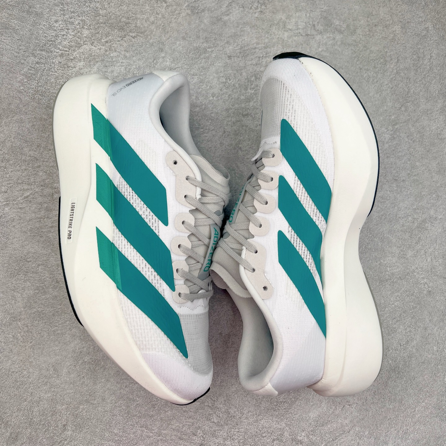 图片[3]-AD Adizero EVO SL 马拉松竞速专业跑鞋 JS4451 CELERMESH针织网面非常轻薄 纤维间的缝隙很大 可以保证跑步时的透气、排汗效果 鞋舌直接与两侧的内衬和鞋底连接在一起 在跑步过程中不会被鞋舌的左右移动所困扰 在标准鞋带孔的基础上再拓宽一组鞋带孔 适合不同脚型的需求 突破性 EnergyRods 技术，有助于跑者实现更好的成绩 中底独特的LIGHTSTRIKE PRO泡棉材质 微弹感觉在跑步过程中给予了良好的支撑体验 对于顶级精英和高水平进阶跑者来说 ADIOS PRO是一双值得信赖的竞速比赛用鞋 尺码：36 36.5 37.5 38 38.5 39 40 40.5 41 42 42.5 43 44 44.5 45-选品中心