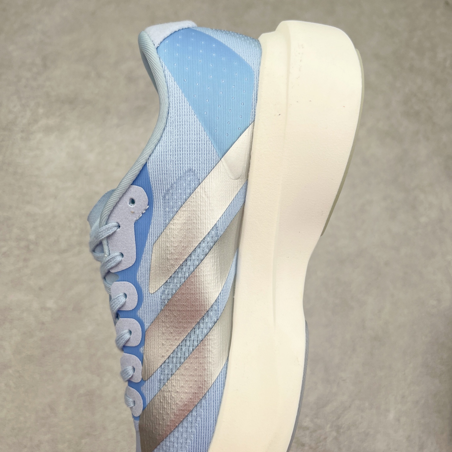 图片[7]-AD Adizero EVO SL 马拉松竞速专业跑鞋 JS4453 CELERMESH针织网面非常轻薄 纤维间的缝隙很大 可以保证跑步时的透气、排汗效果 鞋舌直接与两侧的内衬和鞋底连接在一起 在跑步过程中不会被鞋舌的左右移动所困扰 在标准鞋带孔的基础上再拓宽一组鞋带孔 适合不同脚型的需求 突破性 EnergyRods 技术，有助于跑者实现更好的成绩 中底独特的LIGHTSTRIKE PRO泡棉材质 微弹感觉在跑步过程中给予了良好的支撑体验 对于顶级精英和高水平进阶跑者来说 ADIOS PRO是一双值得信赖的竞速比赛用鞋 尺码：36 36.5 37.5 38 38.5 39 40 40.5 41 42 42.5 43 44 44.5 45-选品中心