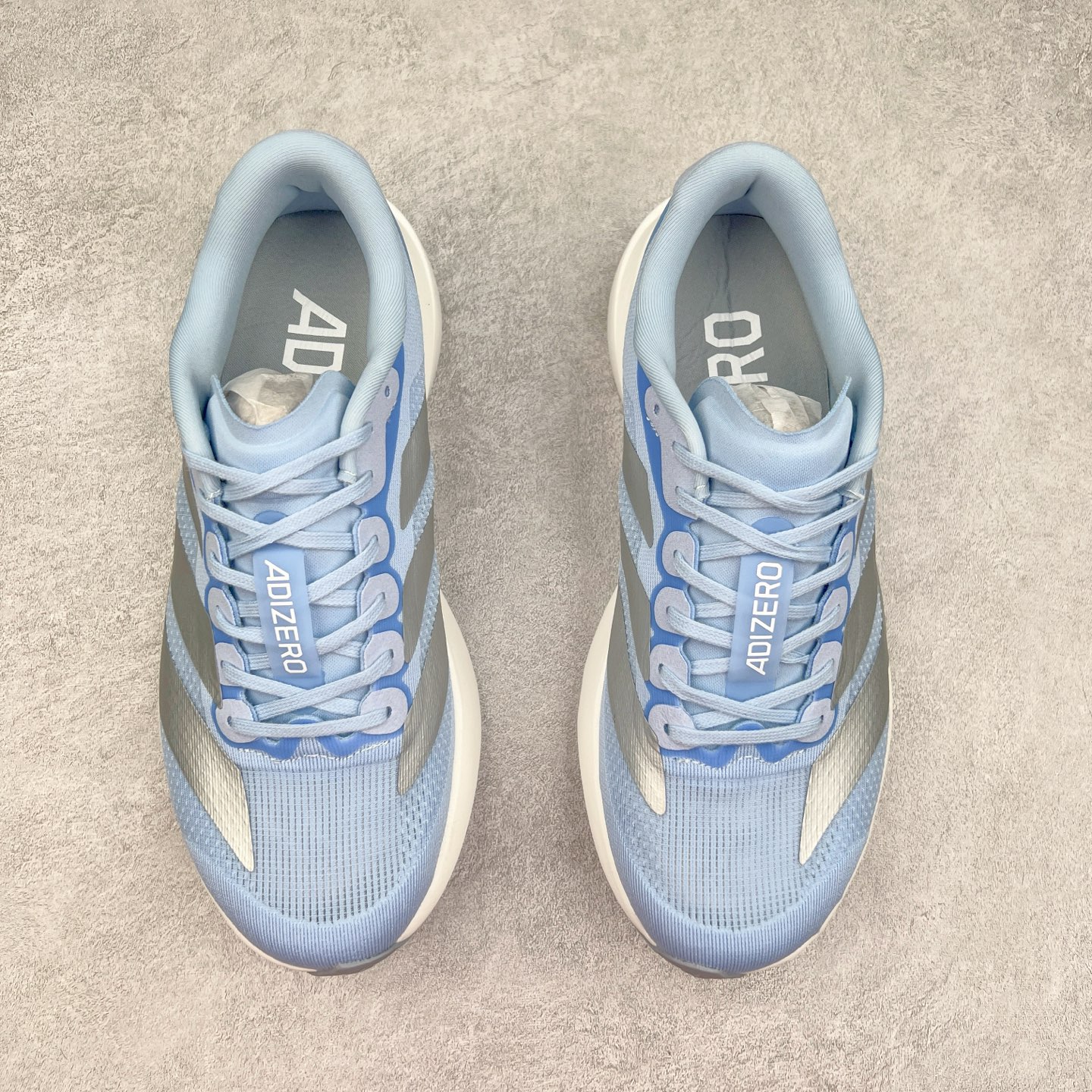 图片[2]-AD Adizero EVO SL 马拉松竞速专业跑鞋 JS4453 CELERMESH针织网面非常轻薄 纤维间的缝隙很大 可以保证跑步时的透气、排汗效果 鞋舌直接与两侧的内衬和鞋底连接在一起 在跑步过程中不会被鞋舌的左右移动所困扰 在标准鞋带孔的基础上再拓宽一组鞋带孔 适合不同脚型的需求 突破性 EnergyRods 技术，有助于跑者实现更好的成绩 中底独特的LIGHTSTRIKE PRO泡棉材质 微弹感觉在跑步过程中给予了良好的支撑体验 对于顶级精英和高水平进阶跑者来说 ADIOS PRO是一双值得信赖的竞速比赛用鞋 尺码：36 36.5 37.5 38 38.5 39 40 40.5 41 42 42.5 43 44 44.5 45-选品中心