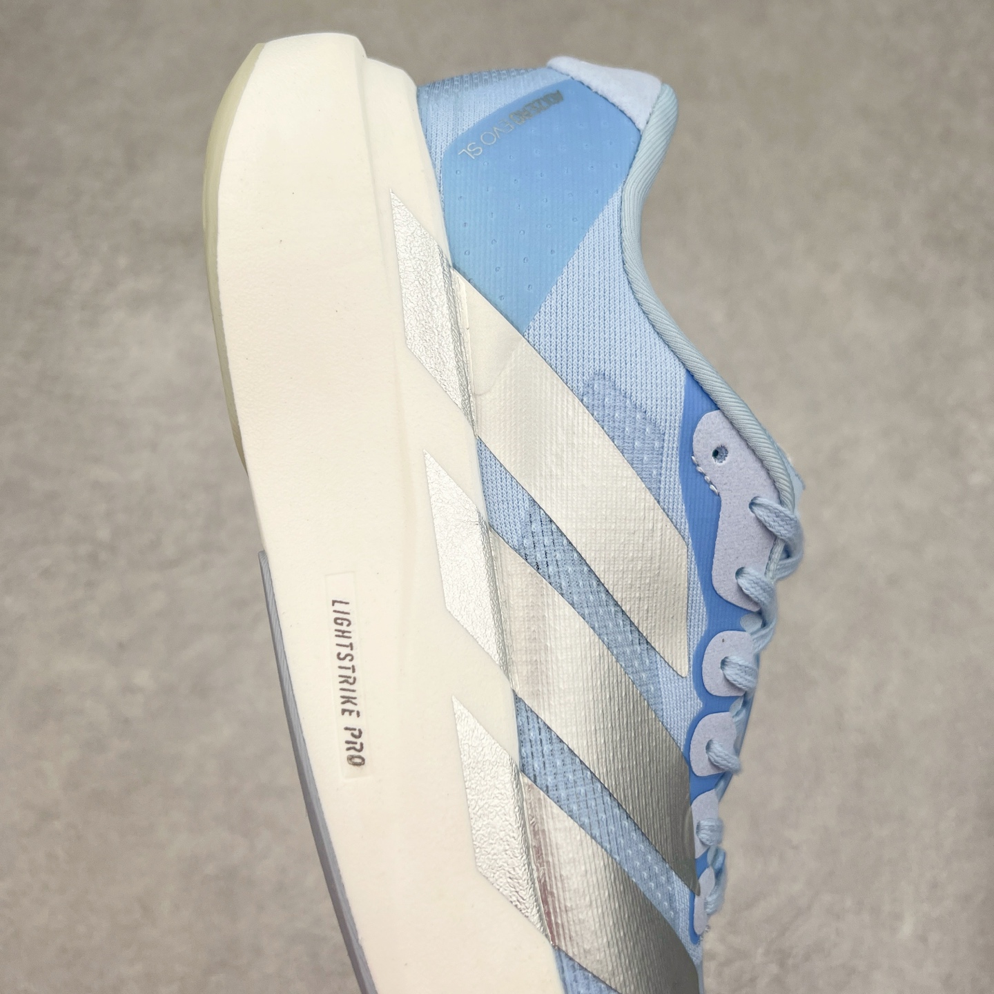 图片[6]-AD Adizero EVO SL 马拉松竞速专业跑鞋 JS4453 CELERMESH针织网面非常轻薄 纤维间的缝隙很大 可以保证跑步时的透气、排汗效果 鞋舌直接与两侧的内衬和鞋底连接在一起 在跑步过程中不会被鞋舌的左右移动所困扰 在标准鞋带孔的基础上再拓宽一组鞋带孔 适合不同脚型的需求 突破性 EnergyRods 技术，有助于跑者实现更好的成绩 中底独特的LIGHTSTRIKE PRO泡棉材质 微弹感觉在跑步过程中给予了良好的支撑体验 对于顶级精英和高水平进阶跑者来说 ADIOS PRO是一双值得信赖的竞速比赛用鞋 尺码：36 36.5 37.5 38 38.5 39 40 40.5 41 42 42.5 43 44 44.5 45-选品中心