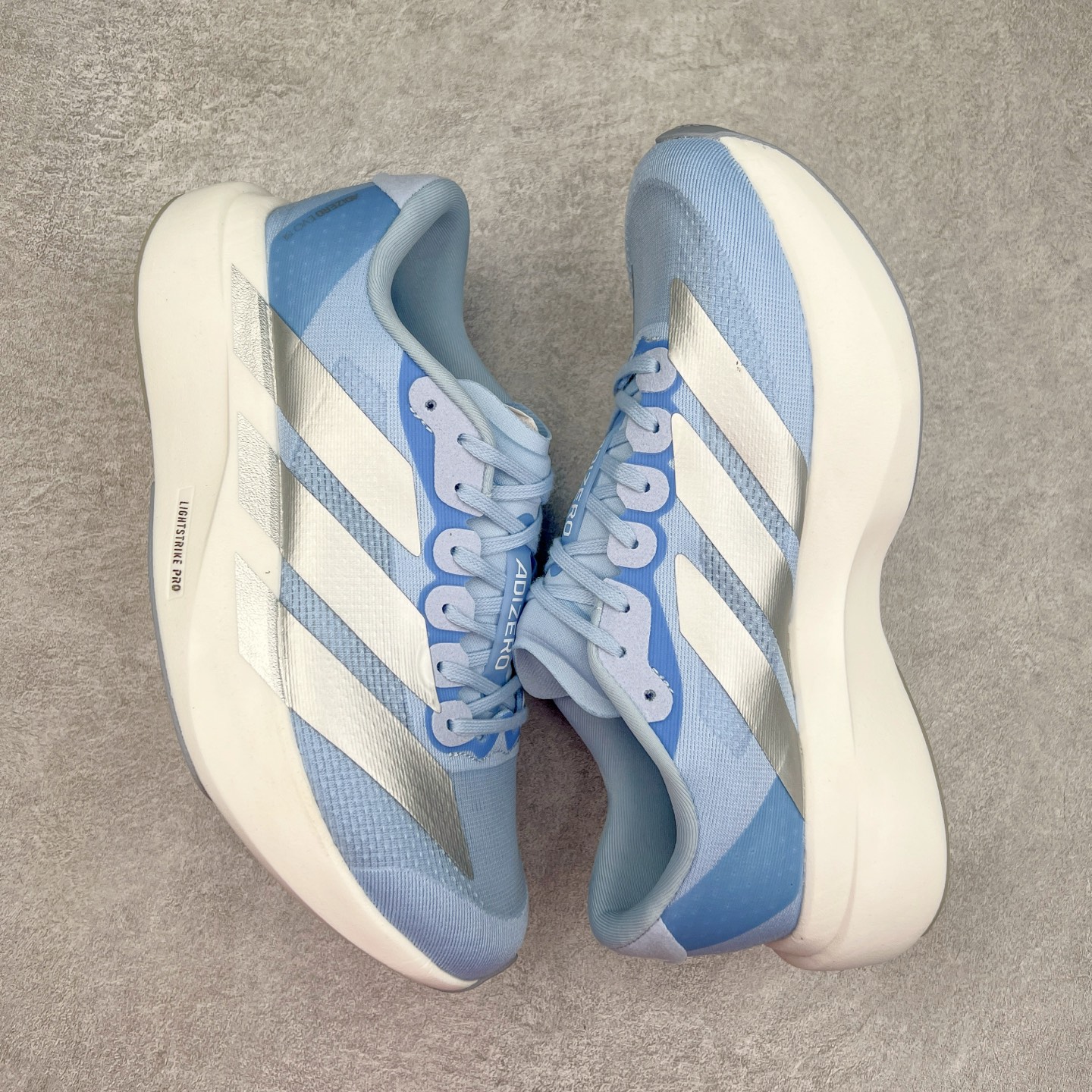 图片[3]-AD Adizero EVO SL 马拉松竞速专业跑鞋 JS4453 CELERMESH针织网面非常轻薄 纤维间的缝隙很大 可以保证跑步时的透气、排汗效果 鞋舌直接与两侧的内衬和鞋底连接在一起 在跑步过程中不会被鞋舌的左右移动所困扰 在标准鞋带孔的基础上再拓宽一组鞋带孔 适合不同脚型的需求 突破性 EnergyRods 技术，有助于跑者实现更好的成绩 中底独特的LIGHTSTRIKE PRO泡棉材质 微弹感觉在跑步过程中给予了良好的支撑体验 对于顶级精英和高水平进阶跑者来说 ADIOS PRO是一双值得信赖的竞速比赛用鞋 尺码：36 36.5 37.5 38 38.5 39 40 40.5 41 42 42.5 43 44 44.5 45-选品中心