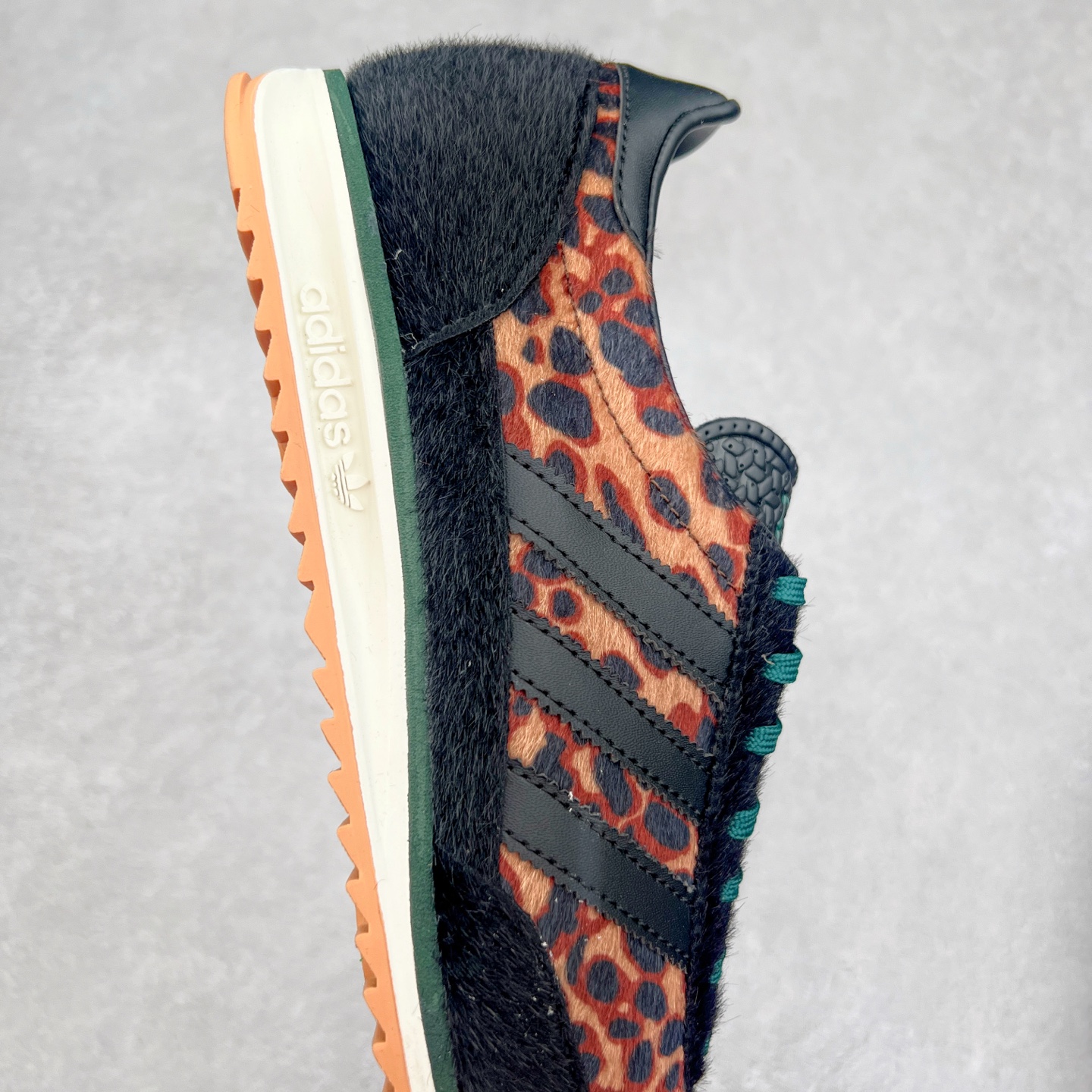 图片[6]-＃HP纯原 AD Wmns SL72 OG 系列德训足球风百搭低帮休闲运动板鞋 JI0187 采用高弹EVA+MODEL+RB三层组合底 区别市面RB一体大底 三层组合鞋底重量与原鞋一致 Originals 将有「T 头鞋」造型的诞生于 1972 年的 SL72 鞋款复刻带回 各位买鞋又有新选择了 1972 年 SL72 问世后 引领了后来阿迪达斯的跑鞋发展方向 其中「SL」代表了 Super Light 彰显了产品轻便的特性 1972 年 SL72 问世后 引领了后来阿迪达斯的跑鞋发展方向 其中「SL」代表了 Super Light 彰显了产品轻便的特性 这次 Originals 延续其轻质经典的基因 带来男女两款 SL72 男生款带来 SL72 RS 鞋型 RS 意为 Reshaped（重塑）鞋款在保留了经典的外观基础上 在尼龙材质里增加了填充物 使鞋型更加挺立和饱满 鞋头则更加圆润 鞋底的 EVA 材质则增加了鞋款的高度 女生款则带来 SL72 OG W 鞋型 OG 顾名思义则是致敬经典款式 相较于 RS（Reshaped）鞋款 鞋身更加纤细 其整体鞋身轮廓、线条、细节、材质上尊崇 70 年代 SL72 的设计 还原经典味道 尺码：36 36⅔ 37⅓ 38 38⅔ 39⅓ 40 40⅔ 41⅓ 42 42⅔ 43⅓ 44 44⅔ 45-选品中心