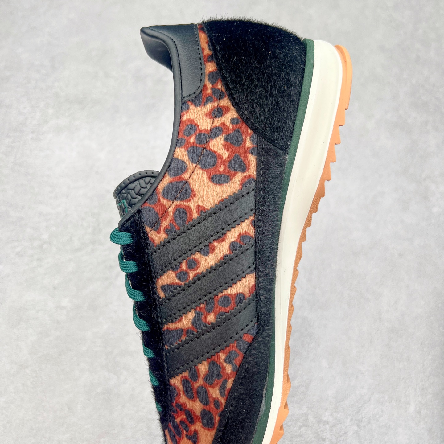 图片[7]-＃HP纯原 AD Wmns SL72 OG 系列德训足球风百搭低帮休闲运动板鞋 JI0187 采用高弹EVA+MODEL+RB三层组合底 区别市面RB一体大底 三层组合鞋底重量与原鞋一致 Originals 将有「T 头鞋」造型的诞生于 1972 年的 SL72 鞋款复刻带回 各位买鞋又有新选择了 1972 年 SL72 问世后 引领了后来阿迪达斯的跑鞋发展方向 其中「SL」代表了 Super Light 彰显了产品轻便的特性 1972 年 SL72 问世后 引领了后来阿迪达斯的跑鞋发展方向 其中「SL」代表了 Super Light 彰显了产品轻便的特性 这次 Originals 延续其轻质经典的基因 带来男女两款 SL72 男生款带来 SL72 RS 鞋型 RS 意为 Reshaped（重塑）鞋款在保留了经典的外观基础上 在尼龙材质里增加了填充物 使鞋型更加挺立和饱满 鞋头则更加圆润 鞋底的 EVA 材质则增加了鞋款的高度 女生款则带来 SL72 OG W 鞋型 OG 顾名思义则是致敬经典款式 相较于 RS（Reshaped）鞋款 鞋身更加纤细 其整体鞋身轮廓、线条、细节、材质上尊崇 70 年代 SL72 的设计 还原经典味道 尺码：36 36⅔ 37⅓ 38 38⅔ 39⅓ 40 40⅔ 41⅓ 42 42⅔ 43⅓ 44 44⅔ 45-选品中心