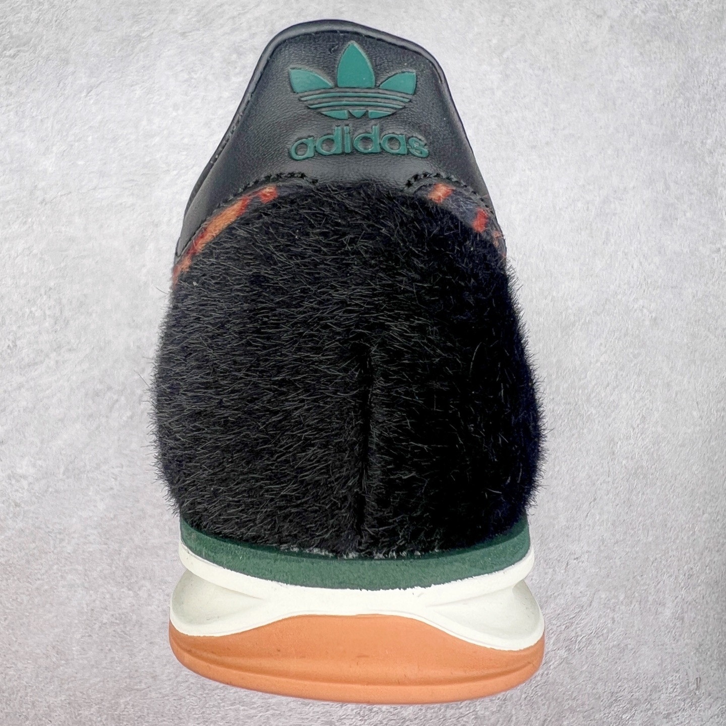 图片[8]-＃HP纯原 AD Wmns SL72 OG 系列德训足球风百搭低帮休闲运动板鞋 JI0187 采用高弹EVA+MODEL+RB三层组合底 区别市面RB一体大底 三层组合鞋底重量与原鞋一致 Originals 将有「T 头鞋」造型的诞生于 1972 年的 SL72 鞋款复刻带回 各位买鞋又有新选择了 1972 年 SL72 问世后 引领了后来阿迪达斯的跑鞋发展方向 其中「SL」代表了 Super Light 彰显了产品轻便的特性 1972 年 SL72 问世后 引领了后来阿迪达斯的跑鞋发展方向 其中「SL」代表了 Super Light 彰显了产品轻便的特性 这次 Originals 延续其轻质经典的基因 带来男女两款 SL72 男生款带来 SL72 RS 鞋型 RS 意为 Reshaped（重塑）鞋款在保留了经典的外观基础上 在尼龙材质里增加了填充物 使鞋型更加挺立和饱满 鞋头则更加圆润 鞋底的 EVA 材质则增加了鞋款的高度 女生款则带来 SL72 OG W 鞋型 OG 顾名思义则是致敬经典款式 相较于 RS（Reshaped）鞋款 鞋身更加纤细 其整体鞋身轮廓、线条、细节、材质上尊崇 70 年代 SL72 的设计 还原经典味道 尺码：36 36⅔ 37⅓ 38 38⅔ 39⅓ 40 40⅔ 41⅓ 42 42⅔ 43⅓ 44 44⅔ 45-选品中心