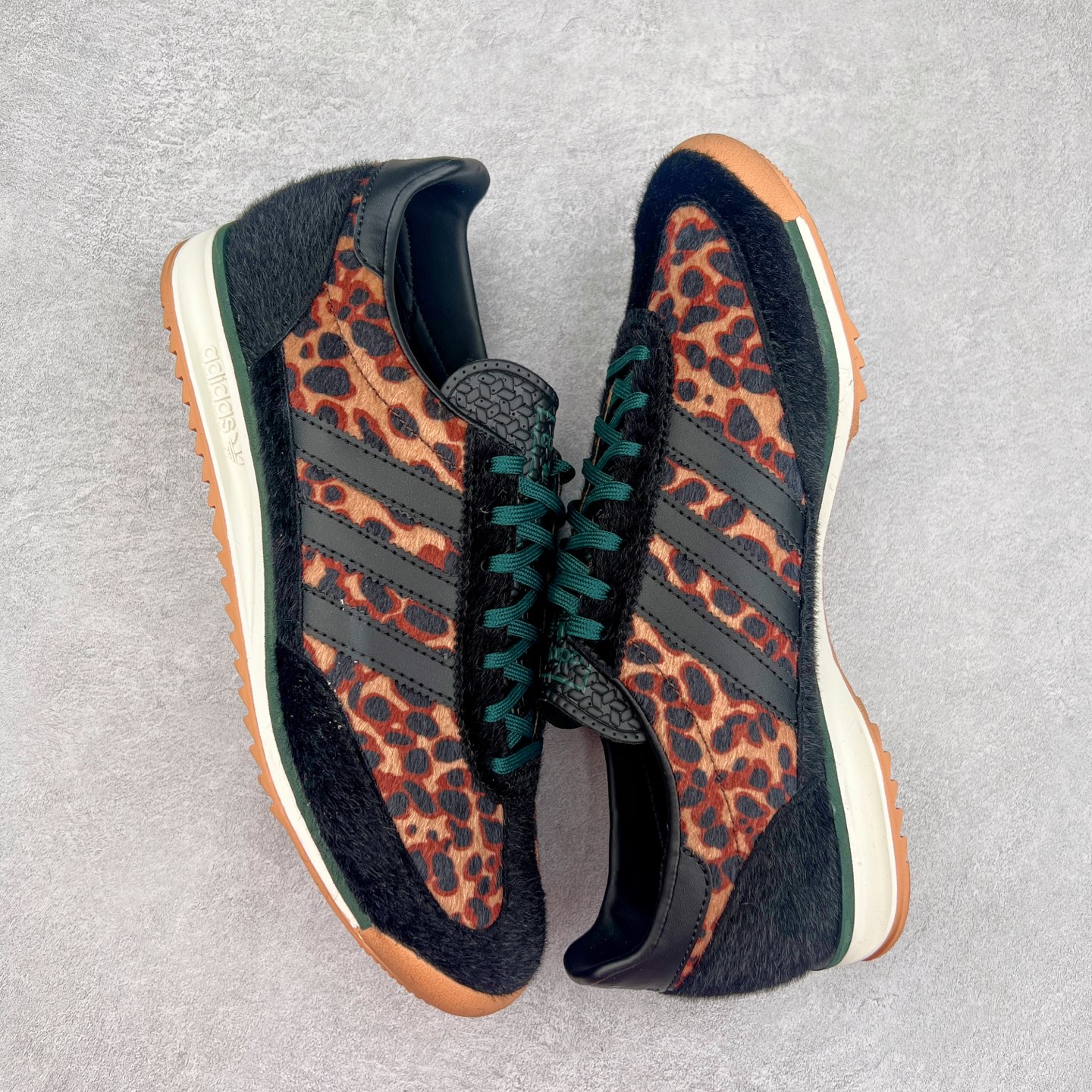 图片[3]-＃HP纯原 AD Wmns SL72 OG 系列德训足球风百搭低帮休闲运动板鞋 JI0187 采用高弹EVA+MODEL+RB三层组合底 区别市面RB一体大底 三层组合鞋底重量与原鞋一致 Originals 将有「T 头鞋」造型的诞生于 1972 年的 SL72 鞋款复刻带回 各位买鞋又有新选择了 1972 年 SL72 问世后 引领了后来阿迪达斯的跑鞋发展方向 其中「SL」代表了 Super Light 彰显了产品轻便的特性 1972 年 SL72 问世后 引领了后来阿迪达斯的跑鞋发展方向 其中「SL」代表了 Super Light 彰显了产品轻便的特性 这次 Originals 延续其轻质经典的基因 带来男女两款 SL72 男生款带来 SL72 RS 鞋型 RS 意为 Reshaped（重塑）鞋款在保留了经典的外观基础上 在尼龙材质里增加了填充物 使鞋型更加挺立和饱满 鞋头则更加圆润 鞋底的 EVA 材质则增加了鞋款的高度 女生款则带来 SL72 OG W 鞋型 OG 顾名思义则是致敬经典款式 相较于 RS（Reshaped）鞋款 鞋身更加纤细 其整体鞋身轮廓、线条、细节、材质上尊崇 70 年代 SL72 的设计 还原经典味道 尺码：36 36⅔ 37⅓ 38 38⅔ 39⅓ 40 40⅔ 41⅓ 42 42⅔ 43⅓ 44 44⅔ 45-选品中心