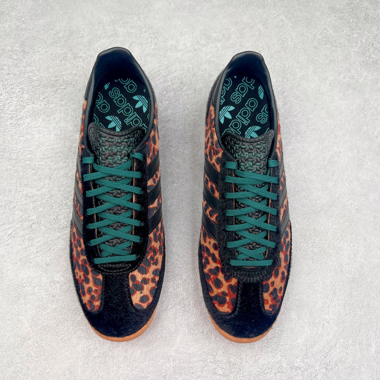 图片[2]-＃HP纯原 AD Wmns SL72 OG 系列德训足球风百搭低帮休闲运动板鞋 JI0187 采用高弹EVA+MODEL+RB三层组合底 区别市面RB一体大底 三层组合鞋底重量与原鞋一致 Originals 将有「T 头鞋」造型的诞生于 1972 年的 SL72 鞋款复刻带回 各位买鞋又有新选择了 1972 年 SL72 问世后 引领了后来阿迪达斯的跑鞋发展方向 其中「SL」代表了 Super Light 彰显了产品轻便的特性 1972 年 SL72 问世后 引领了后来阿迪达斯的跑鞋发展方向 其中「SL」代表了 Super Light 彰显了产品轻便的特性 这次 Originals 延续其轻质经典的基因 带来男女两款 SL72 男生款带来 SL72 RS 鞋型 RS 意为 Reshaped（重塑）鞋款在保留了经典的外观基础上 在尼龙材质里增加了填充物 使鞋型更加挺立和饱满 鞋头则更加圆润 鞋底的 EVA 材质则增加了鞋款的高度 女生款则带来 SL72 OG W 鞋型 OG 顾名思义则是致敬经典款式 相较于 RS（Reshaped）鞋款 鞋身更加纤细 其整体鞋身轮廓、线条、细节、材质上尊崇 70 年代 SL72 的设计 还原经典味道 尺码：36 36⅔ 37⅓ 38 38⅔ 39⅓ 40 40⅔ 41⅓ 42 42⅔ 43⅓ 44 44⅔ 45-选品中心