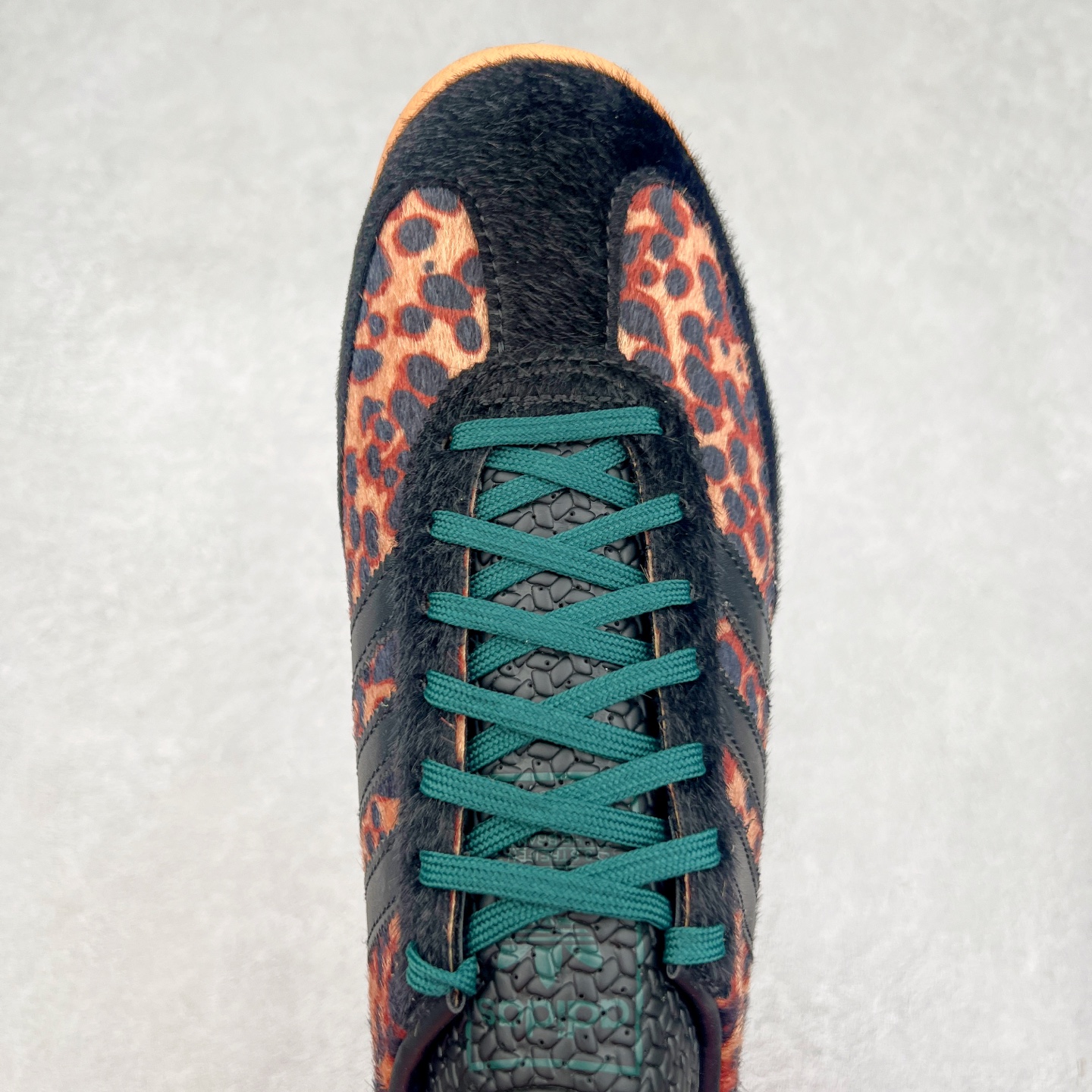 图片[4]-＃HP纯原 AD Wmns SL72 OG 系列德训足球风百搭低帮休闲运动板鞋 JI0187 采用高弹EVA+MODEL+RB三层组合底 区别市面RB一体大底 三层组合鞋底重量与原鞋一致 Originals 将有「T 头鞋」造型的诞生于 1972 年的 SL72 鞋款复刻带回 各位买鞋又有新选择了 1972 年 SL72 问世后 引领了后来阿迪达斯的跑鞋发展方向 其中「SL」代表了 Super Light 彰显了产品轻便的特性 1972 年 SL72 问世后 引领了后来阿迪达斯的跑鞋发展方向 其中「SL」代表了 Super Light 彰显了产品轻便的特性 这次 Originals 延续其轻质经典的基因 带来男女两款 SL72 男生款带来 SL72 RS 鞋型 RS 意为 Reshaped（重塑）鞋款在保留了经典的外观基础上 在尼龙材质里增加了填充物 使鞋型更加挺立和饱满 鞋头则更加圆润 鞋底的 EVA 材质则增加了鞋款的高度 女生款则带来 SL72 OG W 鞋型 OG 顾名思义则是致敬经典款式 相较于 RS（Reshaped）鞋款 鞋身更加纤细 其整体鞋身轮廓、线条、细节、材质上尊崇 70 年代 SL72 的设计 还原经典味道 尺码：36 36⅔ 37⅓ 38 38⅔ 39⅓ 40 40⅔ 41⅓ 42 42⅔ 43⅓ 44 44⅔ 45-选品中心