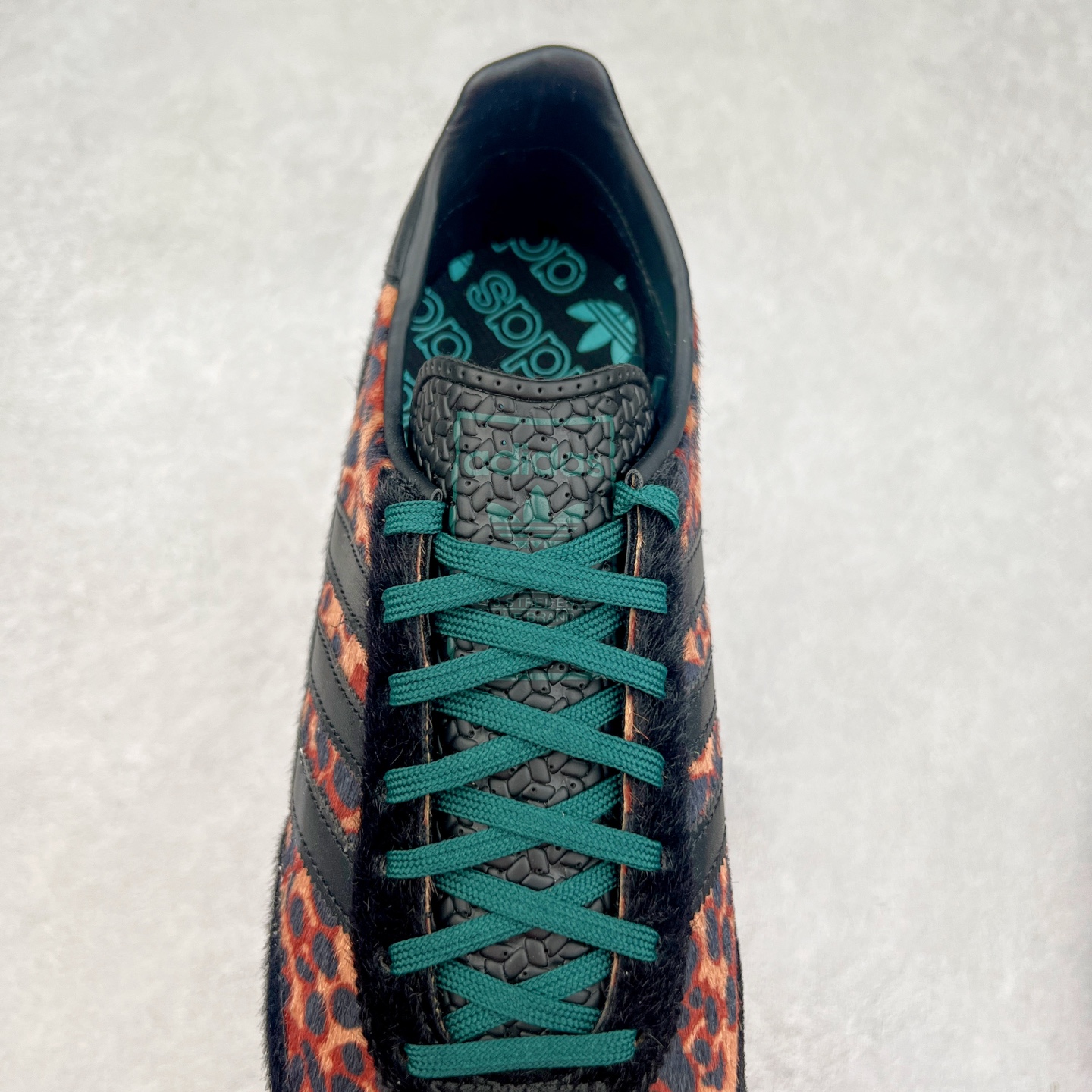 图片[5]-＃HP纯原 AD Wmns SL72 OG 系列德训足球风百搭低帮休闲运动板鞋 JI0187 采用高弹EVA+MODEL+RB三层组合底 区别市面RB一体大底 三层组合鞋底重量与原鞋一致 Originals 将有「T 头鞋」造型的诞生于 1972 年的 SL72 鞋款复刻带回 各位买鞋又有新选择了 1972 年 SL72 问世后 引领了后来阿迪达斯的跑鞋发展方向 其中「SL」代表了 Super Light 彰显了产品轻便的特性 1972 年 SL72 问世后 引领了后来阿迪达斯的跑鞋发展方向 其中「SL」代表了 Super Light 彰显了产品轻便的特性 这次 Originals 延续其轻质经典的基因 带来男女两款 SL72 男生款带来 SL72 RS 鞋型 RS 意为 Reshaped（重塑）鞋款在保留了经典的外观基础上 在尼龙材质里增加了填充物 使鞋型更加挺立和饱满 鞋头则更加圆润 鞋底的 EVA 材质则增加了鞋款的高度 女生款则带来 SL72 OG W 鞋型 OG 顾名思义则是致敬经典款式 相较于 RS（Reshaped）鞋款 鞋身更加纤细 其整体鞋身轮廓、线条、细节、材质上尊崇 70 年代 SL72 的设计 还原经典味道 尺码：36 36⅔ 37⅓ 38 38⅔ 39⅓ 40 40⅔ 41⅓ 42 42⅔ 43⅓ 44 44⅔ 45-选品中心