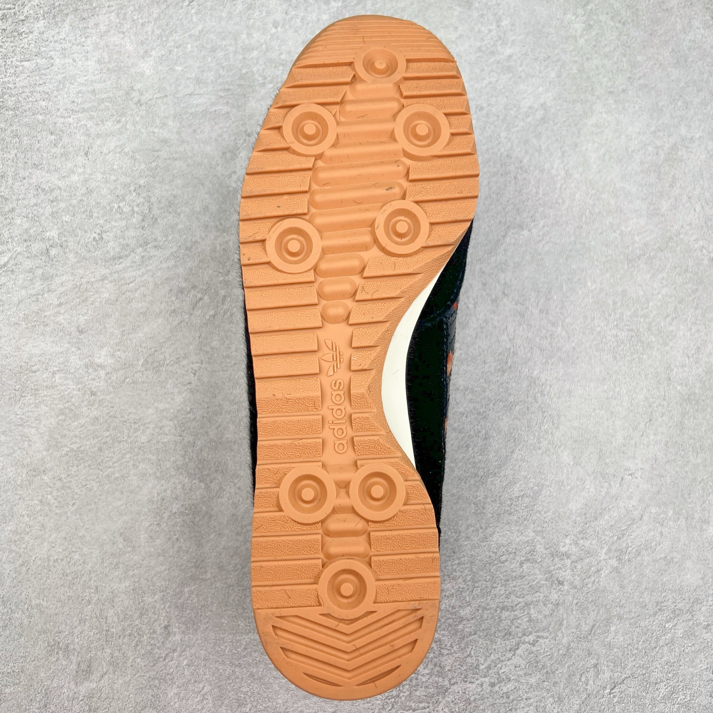 图片[9]-＃HP纯原 AD Wmns SL72 OG 系列德训足球风百搭低帮休闲运动板鞋 JI0187 采用高弹EVA+MODEL+RB三层组合底 区别市面RB一体大底 三层组合鞋底重量与原鞋一致 Originals 将有「T 头鞋」造型的诞生于 1972 年的 SL72 鞋款复刻带回 各位买鞋又有新选择了 1972 年 SL72 问世后 引领了后来阿迪达斯的跑鞋发展方向 其中「SL」代表了 Super Light 彰显了产品轻便的特性 1972 年 SL72 问世后 引领了后来阿迪达斯的跑鞋发展方向 其中「SL」代表了 Super Light 彰显了产品轻便的特性 这次 Originals 延续其轻质经典的基因 带来男女两款 SL72 男生款带来 SL72 RS 鞋型 RS 意为 Reshaped（重塑）鞋款在保留了经典的外观基础上 在尼龙材质里增加了填充物 使鞋型更加挺立和饱满 鞋头则更加圆润 鞋底的 EVA 材质则增加了鞋款的高度 女生款则带来 SL72 OG W 鞋型 OG 顾名思义则是致敬经典款式 相较于 RS（Reshaped）鞋款 鞋身更加纤细 其整体鞋身轮廓、线条、细节、材质上尊崇 70 年代 SL72 的设计 还原经典味道 尺码：36 36⅔ 37⅓ 38 38⅔ 39⅓ 40 40⅔ 41⅓ 42 42⅔ 43⅓ 44 44⅔ 45-选品中心